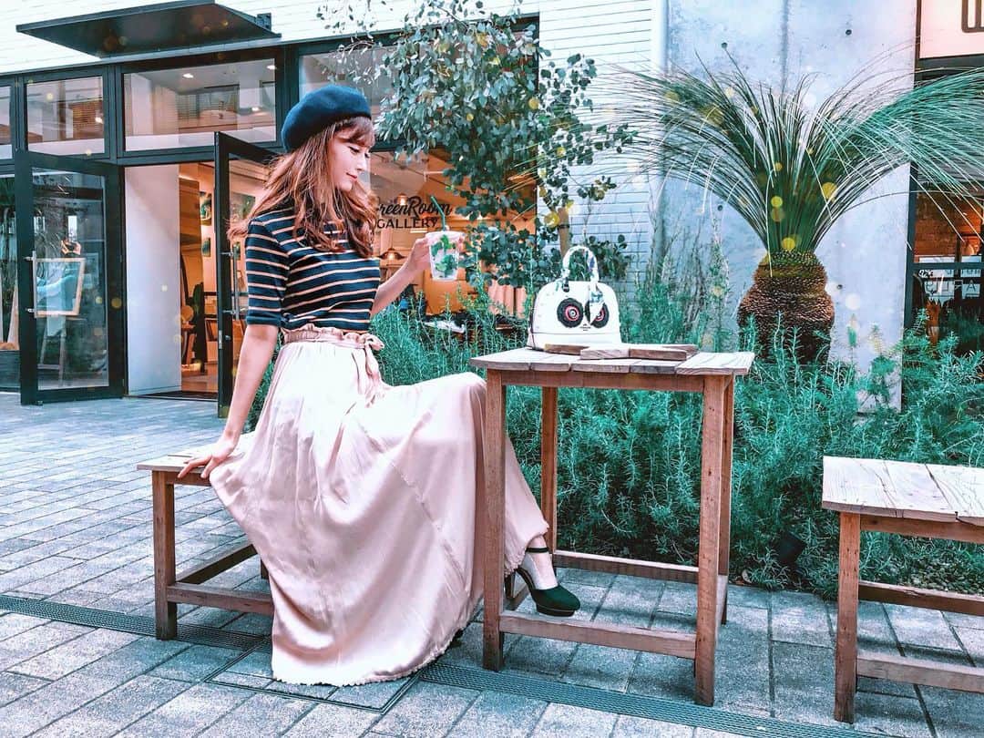 のインスタグラム：「good evening 😘 . 横浜でのひと時🍀 この通りは雰囲気が好き😌 . 🍭 🍭 #lifewelltravelled #beautifulplace #写真部 #ig_japan #amazing #yokohama #cooljapan #casualstyle #photo_japan #photo_jpn #横浜 #赤レンガ倉庫 #赤レンガ #写真 #ポートレート #港 #みなとみらい #木 #緑 #景色 #帽子 #秋 #秋コーデ #カジュアル #ファインダー越しの世界 #igersjp  #cafe #café #cafehopping #cafelife」
