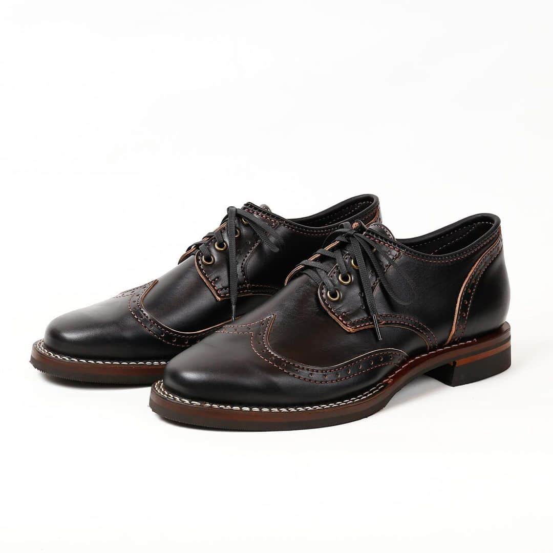 のインスタグラム：「. 【Shoemaker Family Collection】限定モデル発表！ . このたび、ウエスコ社がプロデュースする限定モデル『Shoemaker Family Collection.』が発表となりました。このモデルは101年目を迎えたWESCOの歴史を振り返り、欠かすことの出来ない人物に感謝の意が込められラインナップされている"Robert William”、"Hendrik”、"Johannes”(シューメイカーファミリーネーム)の3モデルがベースとなっています。レザーはホースハイドを始めとする限定レザーが含まれた全12型。インソールには"Family Collection LOGO”が入り、専用ボックスや100周年のウエスコロゴを刺繍したフランネル・ダストバッグ、ダストクロス、クリーナー／コンディショナーも付属しています。 . WESCO JAPAN直営店では下記の日程で受注会を開催します。期間中は全てのサンプルブーツをご覧頂けるほか、ご試着も可能ですので、ご来店の上お確かめください。 =Shoemaker Family Collection受注会日程= WESCO JAPAN大阪…10月12日(土)〜16日(水) WESCO恵比寿…10月19日(土)〜21日(月) WESCO世田谷…10月26日(土)〜28日(月) ※受注期間は2019年10月31日（日）までとなっております。 . 《ROBERT WILLIAM》 レザーはブラックホースハイド、ナチュラルエセックス(ベジタブルタンニン)、ブラウンホースハイドのシングルトーンと、ブラウンホースハイド×ナチュラルエセックス、ブラウンホースハイド×ブラウンペブルのツートーン含め５パターンが用意されました。 . DETAIL ●BKHMWT02LL269 Black Horsehide Leather MP Toe Black Leather Lining #269 Vibram® Nordic Brass Eyelets Black Waxed Nylon Laces Black Leather Family Collection Insert . ●NATMWT02LL269 Natural Essex Leather MP Toe Buckskin Leather Lining #269 Vibram® Copper Eyelets Brown Waxed Nylon Laces Brown Leather Family Collection Insert . ●BRHMWT02LL269 Brown Horsehide Leather MP Toe Tobacco Leather Lining #269 Vibram® Copper Ox Eyelets Brown Waxed Nylon Laces Brown Leather Family Collection Insert . ●BRHNATMWT02LL269 Quarters / Counters: Natural Essex Leather Trim / Toe Caps / Vamps: Brown Horsehide Leather MP Toe Tobacco Leather Lining #269 Vibram® Waxed Edges Copper Ox Eyelets Brown Waxed Laces Brown Leather Family Collection Insert . ●BRHBRPMWT02LL269 Quarters / Counters: Brown Pebble Trim / Toe Caps / Vamps: Brown Horsehide Leather MP Toe Tobacco Leather Lining #269 Vibram® Waxed Edges Copper Ox Eyelets Brown Waxed Laces Brown Leather Family Collection Insert  #wesco  #ROBERTWILLIAM #HorsehideLeather #LimitedModel #wesco #wescoboots #since1918 #oregon #scappoose #madeinusa🇺🇸 #wescojapan #wescoebisu #wescosetagaya #wescokanazawa」