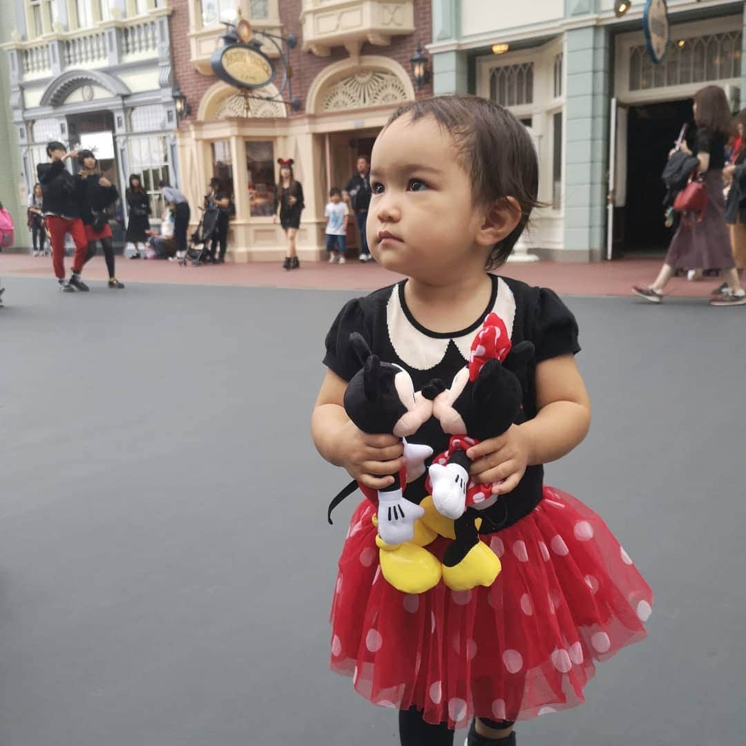 小嶋亜由美のインスタグラム：「昨日はハロウィンで盛り上がるディズニーランドへ🎃  前回来た時には売り切れていた'立つミッキー'があったので即購入！ 家から持ってきていたミニーとペアにしてさっそくお鼻でキスさせてあげてました（笑） （You Tubeのおかけでこんなことまでちゃんと覚えてるんだわ😅） で、自分とも'ミッキーのお鼻'  ディズニーに行く時には事前にYou Tubeでパレードを見ていったほうが絶対に楽しめる！と勉強した前回 この1週間、テレビで『スプーキーブーパレード』をYou Tubeで何度も見ていったおかげで、娘もダンサーさんと一緒に踊りまくって楽しそうでした♪ ありがとう♥You Tubeで4K編集してくれている人♥♥♥ チャンネル登録しました（笑）♥♥♥ ショーの抽選は… ・スプーキーブー ハズレ ・パーティグラ ハズレ ( ꈨຶ ˙̫̮ ꈨຶ ) 最後のワンマンズドリームだけは当たってくれてショースペースまで行くと… ✨嘘？！前から2列目✨しかもど真ん中！！✨ ✨神様✨そしてウォルト・ディズニーありがとう✨  2列目で見るワンマンズドリームは、前回見たときと迫力がまったく別物！ ダンサーさんの息遣いとか細かい動きまでよく見えてむちゃくちゃ楽しめました！！ 12月で終わっちゃうワンマンズドリーム…これで見るのは最後だったな〜｡:ﾟ(;´∩`;)ﾟ:｡ 2回目のスプーキーブーのショーは諦めてアトラクションに向かって歩いていたら、これからショーに出るダンサーさん達と遭遇！ こんなところでショーの衣装を着たダンサーさん達が見られるなて貴重だわ この後キレッキレのダンスを踊るダンサーさん達… ダンサーさん個人にファンが付くのもわかる気がします😊  雨が降っちゃって予定よりも早めに退散したディズニー… あぁ〜夢が覚めちゃったよ〜 ༼;´༎ຶ ۝ ༎ຶ༽ 春のうさたまの頃と比べ物にならないくらいの混雑だったハロウィン…クリスマスシーズンは行けない…いや行きたくないんで（笑）… また春先に会いましょう！ミッキー！！ #ディズニーランド #スプーキーブーパレード #ミニーマウス の #ワンピース は #gap のもの」