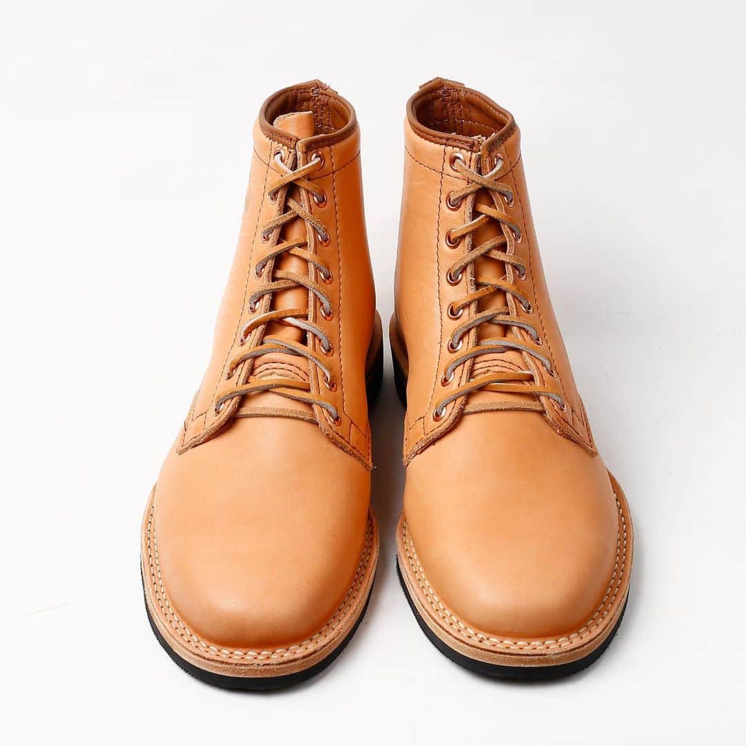 ウェスコさんのインスタグラム写真 - (ウェスコInstagram)「. 【Shoemaker Family Collection】限定モデル発表！ . このたび、ウエスコ社がプロデュースする限定モデル『Shoemaker Family Collection.』が発表となりました。このモデルは101年目を迎えたWESCOの歴史を振り返り、欠かすことの出来ない人物に感謝の意が込められラインナップされている"Robert William”、"Hendrik”、"Johannes”(シューメイカーファミリーネーム)の3モデルがベースとなっています。レザーはホースハイドを始めとする限定レザーが含まれた全12型。インソールには"Family Collection LOGO”が入り、専用ボックスや100周年のウエスコロゴを刺繍したフランネル・ダストバッグ、ダストクロス、クリーナー／コンディショナーも付属しています。 . WESCO JAPAN直営店では下記の日程で受注会を開催します。期間中は全てのサンプルブーツをご覧頂けるほか、ご試着も可能ですので、ご来店の上お確かめください。 =Shoemaker Family Collection受注会日程= WESCO JAPAN大阪…10月12日(土)〜16日(水) WESCO恵比寿…10月19日(土)〜21日(月) WESCO世田谷…10月26日(土)〜28日(月) ※受注期間は2019年10月31日（日）までとなっております。 . 《JOHANNES》 レザーはブラックホースハイド、ナチュラルエセックス(ベジタブルタンニン)、ブラウンホースハイドの３カラーが用意されました。 . DETAIL ●BKH907FPLL269 Black Horsehide 7" Height Black Leather Lining #269 Vibram® Nordic Brass Eyelets Black Waxed Flat Laces Black Leather Family Collection Insert . ●NAT907FPLL269 Natural Essex Leather 7" Height Buckskin Leather Lining #269 Vibram® Copper Eyelets Honey Leather Laces Burlap Leather Family Collection Insert . ●BRH907FPLL269 Brown Horsehide Leather 7" Height Brown Leather Lining #269 Vibram® Copper Ox Eyelets Brown Waxed Laces Brown Leather Family Collection Insert . #wesco  #JOHANNES #HorsehideLeather #LimitedModel #wesco #wescoboots #since1918 #oregon #scappoose #madeinusa🇺🇸 #wescojapan #wescoebisu #wescosetagaya #wescokanazawa」10月11日 19時02分 - wesco_japan