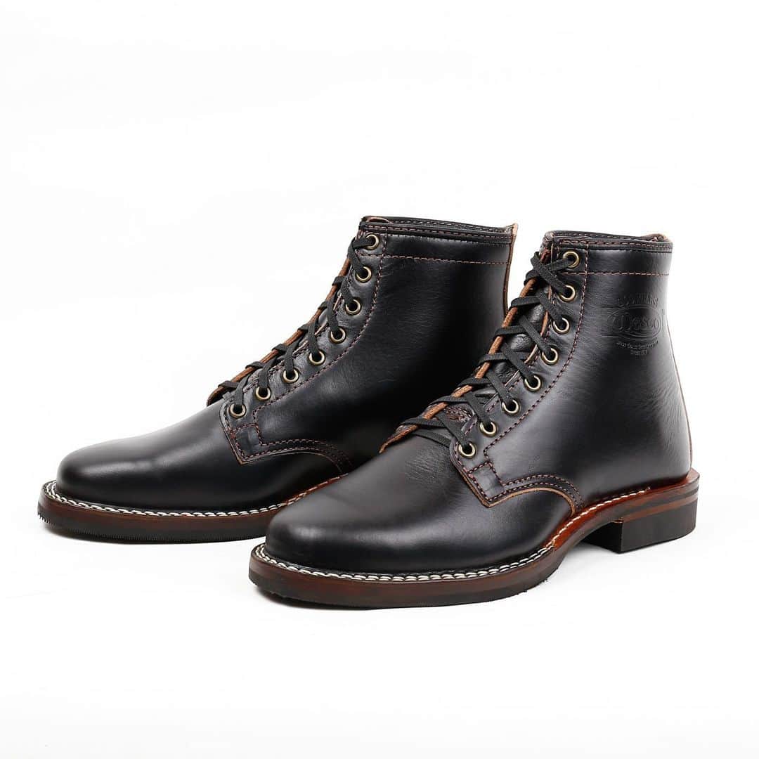 ウェスコさんのインスタグラム写真 - (ウェスコInstagram)「. 【Shoemaker Family Collection】限定モデル発表！ . このたび、ウエスコ社がプロデュースする限定モデル『Shoemaker Family Collection.』が発表となりました。このモデルは101年目を迎えたWESCOの歴史を振り返り、欠かすことの出来ない人物に感謝の意が込められラインナップされている"Robert William”、"Hendrik”、"Johannes”(シューメイカーファミリーネーム)の3モデルがベースとなっています。レザーはホースハイドを始めとする限定レザーが含まれた全12型。インソールには"Family Collection LOGO”が入り、専用ボックスや100周年のウエスコロゴを刺繍したフランネル・ダストバッグ、ダストクロス、クリーナー／コンディショナーも付属しています。 . WESCO JAPAN直営店では下記の日程で受注会を開催します。期間中は全てのサンプルブーツをご覧頂けるほか、ご試着も可能ですので、ご来店の上お確かめください。 =Shoemaker Family Collection受注会日程= WESCO JAPAN大阪…10月12日(土)〜16日(水) WESCO恵比寿…10月19日(土)〜21日(月) WESCO世田谷…10月26日(土)〜28日(月) ※受注期間は2019年10月31日（日）までとなっております。 . 《JOHANNES》 レザーはブラックホースハイド、ナチュラルエセックス(ベジタブルタンニン)、ブラウンホースハイドの３カラーが用意されました。 . DETAIL ●BKH907FPLL269 Black Horsehide 7" Height Black Leather Lining #269 Vibram® Nordic Brass Eyelets Black Waxed Flat Laces Black Leather Family Collection Insert . ●NAT907FPLL269 Natural Essex Leather 7" Height Buckskin Leather Lining #269 Vibram® Copper Eyelets Honey Leather Laces Burlap Leather Family Collection Insert . ●BRH907FPLL269 Brown Horsehide Leather 7" Height Brown Leather Lining #269 Vibram® Copper Ox Eyelets Brown Waxed Laces Brown Leather Family Collection Insert . #wesco  #JOHANNES #HorsehideLeather #LimitedModel #wesco #wescoboots #since1918 #oregon #scappoose #madeinusa🇺🇸 #wescojapan #wescoebisu #wescosetagaya #wescokanazawa」10月11日 19時02分 - wesco_japan