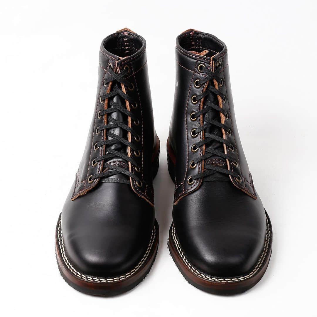 ウェスコさんのインスタグラム写真 - (ウェスコInstagram)「. 【Shoemaker Family Collection】限定モデル発表！ . このたび、ウエスコ社がプロデュースする限定モデル『Shoemaker Family Collection.』が発表となりました。このモデルは101年目を迎えたWESCOの歴史を振り返り、欠かすことの出来ない人物に感謝の意が込められラインナップされている"Robert William”、"Hendrik”、"Johannes”(シューメイカーファミリーネーム)の3モデルがベースとなっています。レザーはホースハイドを始めとする限定レザーが含まれた全12型。インソールには"Family Collection LOGO”が入り、専用ボックスや100周年のウエスコロゴを刺繍したフランネル・ダストバッグ、ダストクロス、クリーナー／コンディショナーも付属しています。 . WESCO JAPAN直営店では下記の日程で受注会を開催します。期間中は全てのサンプルブーツをご覧頂けるほか、ご試着も可能ですので、ご来店の上お確かめください。 =Shoemaker Family Collection受注会日程= WESCO JAPAN大阪…10月12日(土)〜16日(水) WESCO恵比寿…10月19日(土)〜21日(月) WESCO世田谷…10月26日(土)〜28日(月) ※受注期間は2019年10月31日（日）までとなっております。 . 《JOHANNES》 レザーはブラックホースハイド、ナチュラルエセックス(ベジタブルタンニン)、ブラウンホースハイドの３カラーが用意されました。 . DETAIL ●BKH907FPLL269 Black Horsehide 7" Height Black Leather Lining #269 Vibram® Nordic Brass Eyelets Black Waxed Flat Laces Black Leather Family Collection Insert . ●NAT907FPLL269 Natural Essex Leather 7" Height Buckskin Leather Lining #269 Vibram® Copper Eyelets Honey Leather Laces Burlap Leather Family Collection Insert . ●BRH907FPLL269 Brown Horsehide Leather 7" Height Brown Leather Lining #269 Vibram® Copper Ox Eyelets Brown Waxed Laces Brown Leather Family Collection Insert . #wesco  #JOHANNES #HorsehideLeather #LimitedModel #wesco #wescoboots #since1918 #oregon #scappoose #madeinusa🇺🇸 #wescojapan #wescoebisu #wescosetagaya #wescokanazawa」10月11日 19時02分 - wesco_japan