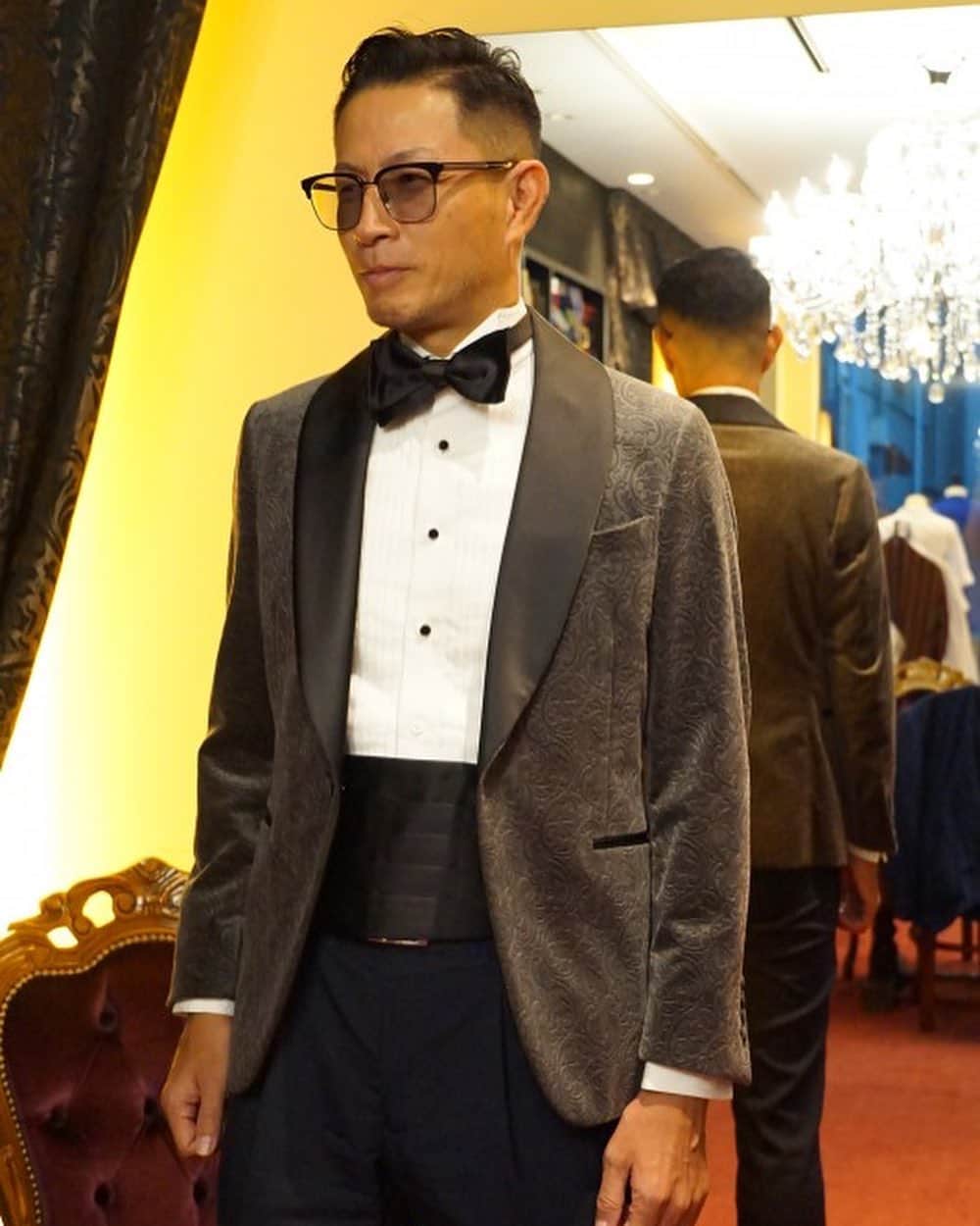 のインスタグラム：「ファショニスタのT様。 流石の貫禄。。。とてもお似合いです。 ・ #タキシード #tuxedo  #bespoke #ordersuit #order #suit #businesssuit #mensfashion #japan #日本 #OSAKA #ビスポーク #ここでしか作れない #オーダースーツ #スーツ #オーダースーツ大阪  #大阪  #心斎橋 #南船場 #luxum #お洒落さんと繋がりたい #orangesuit #派手なスーツ #新郎 #新郎衣装 #新郎タキシード #結婚式コーデ #結婚式」