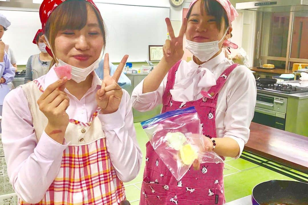 福岡女子短期大学さんのインスタグラム写真 - (福岡女子短期大学Instagram)「【学園祭まであと22日】 こんばんは、福岡女子短期大学です。 . 学園祭まで２２日！今日は夕方から模擬店で飲食出店を予定している団体による試作会が開催されました。 . 衛生面のチェック、調理工程や価格設定など担当教員と一緒に確認しました。 . 試食では「美味しいね~😋」という声があちこちから聞こえてきました。学園祭はグルメ も楽しみですね🎉 . ========[ 資料請求 ]======== . 福岡女子短期大学の大学案内📕を無料送付中です。お気軽に申し込みください🌟 . 子ども学科/健康栄養学科 音楽科/文化教養学科 . 福岡女子短期大学 住所：‪‪‪福岡県太宰府市五条四丁目16番1号‬‬‬ tel：‪‪‪092-922-4034‬‬‬（代表） ======================= . #福岡女子短期大学 #福女短 #学園祭 #風早祭 #福女短学祭 #学園祭実行委員 #学友会 #福岡グルメ #仲間 #集合写真 #笑顔 #11月2日 #11月3日 #お祭り #学園祭準備 #学園祭2019 #文化祭2019 #学校祭2019 #文化祭 #イベント #学祭実行委員 #fes #photogryaphy #schoolfestival #schoolfes #enjoycollege #japanese #笑顔が素敵  #女子大生 #大学生」10月11日 19時01分 - fukuoka_wjc