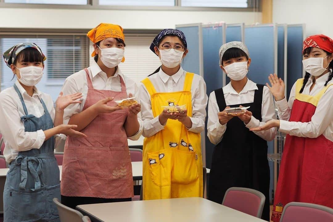 福岡女子短期大学さんのインスタグラム写真 - (福岡女子短期大学Instagram)「【学園祭まであと22日】 こんばんは、福岡女子短期大学です。 . 学園祭まで２２日！今日は夕方から模擬店で飲食出店を予定している団体による試作会が開催されました。 . 衛生面のチェック、調理工程や価格設定など担当教員と一緒に確認しました。 . 試食では「美味しいね~😋」という声があちこちから聞こえてきました。学園祭はグルメ も楽しみですね🎉 . ========[ 資料請求 ]======== . 福岡女子短期大学の大学案内📕を無料送付中です。お気軽に申し込みください🌟 . 子ども学科/健康栄養学科 音楽科/文化教養学科 . 福岡女子短期大学 住所：‪‪‪福岡県太宰府市五条四丁目16番1号‬‬‬ tel：‪‪‪092-922-4034‬‬‬（代表） ======================= . #福岡女子短期大学 #福女短 #学園祭 #風早祭 #福女短学祭 #学園祭実行委員 #学友会 #福岡グルメ #仲間 #集合写真 #笑顔 #11月2日 #11月3日 #お祭り #学園祭準備 #学園祭2019 #文化祭2019 #学校祭2019 #文化祭 #イベント #学祭実行委員 #fes #photogryaphy #schoolfestival #schoolfes #enjoycollege #japanese #笑顔が素敵  #女子大生 #大学生」10月11日 19時01分 - fukuoka_wjc