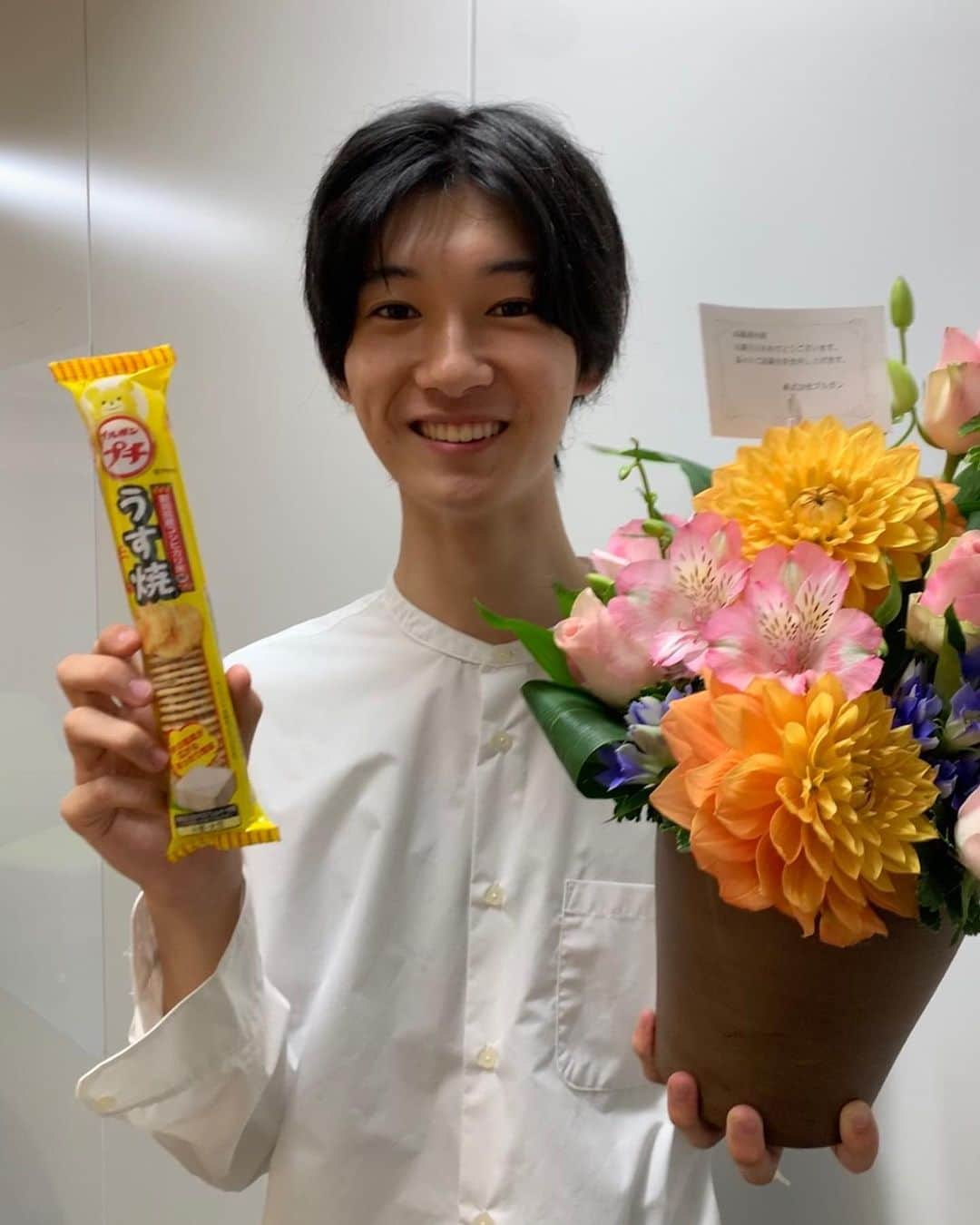 高橋璃央さんのインスタグラム写真 - (高橋璃央Instagram)「19歳になりました！ そして僕が出演させていただいてるCMのブルボンさんから素敵なお花をいただきました！本当にありがとうございます！嬉しいです！  10代最後！もっともっと頑張りますのでこれからもよろしくお願いします」10月11日 19時05分 - takahasi_rio