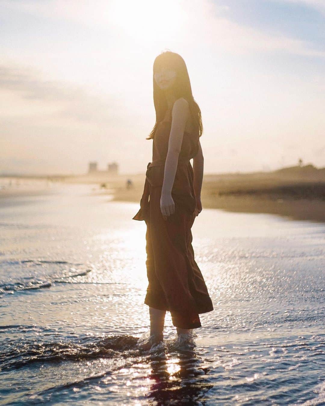 Naokoのインスタグラム：「I treasure.. * 早足で歩いていてふと思った。 いま幸せだなぁ、と。 年々体力の衰えを感じざるを得ないけれど 気持ちは強く明るく元気になっている。 誰と話していても楽しいし一人のご飯も美味しい。 仕事と子育てのバランスも丁度良くて感謝の気持ちが溢れる。 自分のことが少しずつ分かってきているのかな。 今しかないこの時間を大切にしよう。」