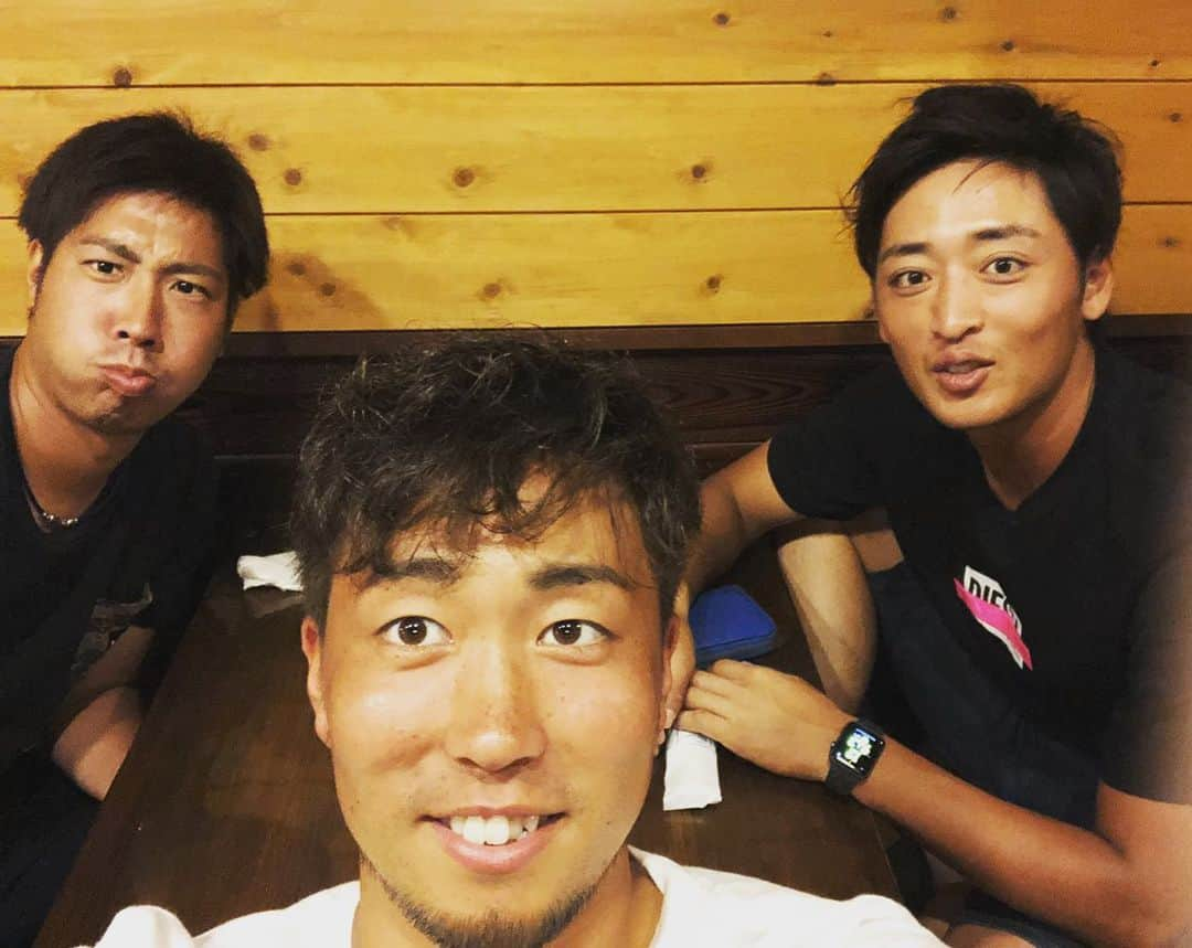 白村明弘のインスタグラム：「お疲れ様です！！ フェニックスリーグ第一クール終わりました^_^ 宮崎ご飯美味しすぎます。先日このメンバーで開店前から並んで丸万というお店にいってきました！！宮崎来た方は是非！！ 吉田顔どうした？笑  #フェニックスリーグ #宮崎 #丸万 #吉田侑樹  #井口和朋」