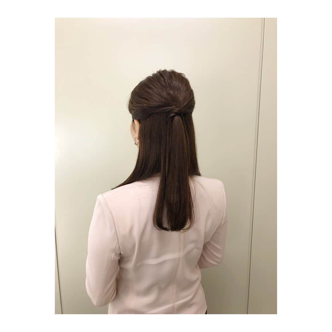 實石あづささんのインスタグラム写真 - (實石あづさInstagram)「. いつもより早く家を出て 何とか懐中電灯を購入。 仕事終わりで、普段見たことがないくらい 品物がなくなった陳列棚に驚きながら 買えるものを買って帰宅しました。 パンとかカップ麺コーナーは もう商品がなかった💦 家の外にあるものをしまって、 浴槽にお水を張るのも忘れずにやらなければ。 なるべく被害がなく、過ぎ去ってくれることを 祈るばかりです。 .  hairarrange #ヘアアレンジ #hairstyle #ヘアスタイル  #ハーフアップ  #hairmake  #ヘアメイク #ヘアメイクのきろく #hairmakeupdiary  #フリーアナウンサー #tv #news #ジャケット #ジャケットスタイル #台風19号  #不要不急な外出はお控えください」10月11日 19時20分 - azusa_jitsuishi