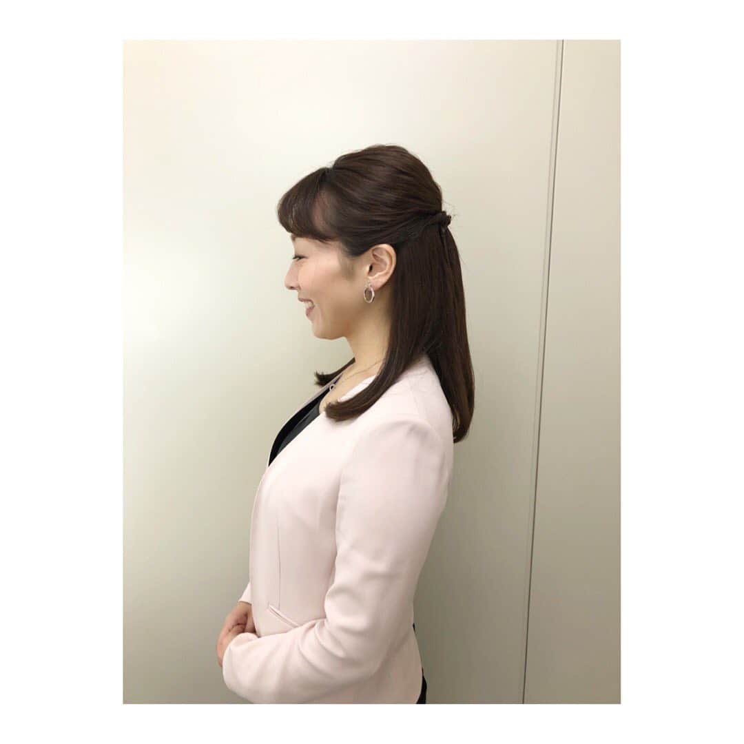 實石あづささんのインスタグラム写真 - (實石あづさInstagram)「. いつもより早く家を出て 何とか懐中電灯を購入。 仕事終わりで、普段見たことがないくらい 品物がなくなった陳列棚に驚きながら 買えるものを買って帰宅しました。 パンとかカップ麺コーナーは もう商品がなかった💦 家の外にあるものをしまって、 浴槽にお水を張るのも忘れずにやらなければ。 なるべく被害がなく、過ぎ去ってくれることを 祈るばかりです。 .  hairarrange #ヘアアレンジ #hairstyle #ヘアスタイル  #ハーフアップ  #hairmake  #ヘアメイク #ヘアメイクのきろく #hairmakeupdiary  #フリーアナウンサー #tv #news #ジャケット #ジャケットスタイル #台風19号  #不要不急な外出はお控えください」10月11日 19時20分 - azusa_jitsuishi