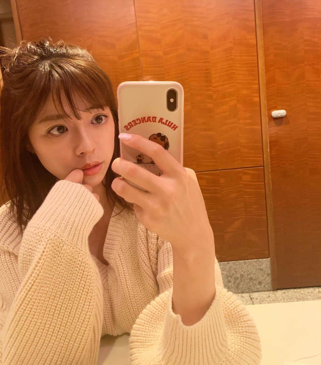 わちみなみのインスタグラム：「イセアクリニック でピーリングとイオン導入✨﻿ ﻿ ホテルの中に入っててすごくラグジュアリーな﻿ 雰囲気でした😂✨﻿ 施術してくれるお姉さんが優しくてホッとする笑﻿ ﻿ 何回か続けて綺麗にしたい😢✨﻿ ﻿ @iseaclinic  #渋谷 #イセアクリニック  #イオン導入 #ピーリング #わちみなみ」