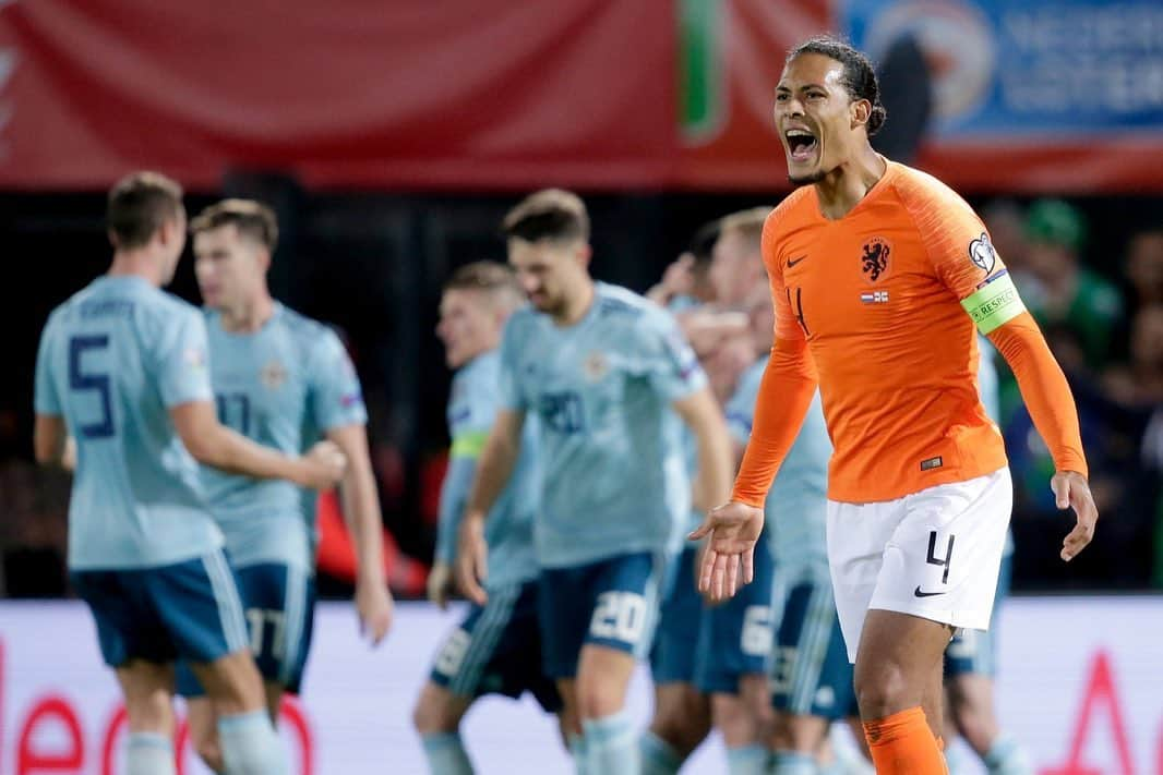 ビルヒル・ファン・ダイクさんのインスタグラム写真 - (ビルヒル・ファン・ダイクInstagram)「Huge step towards our goal! 3 well deserved points, after a tough game 🦁🔥 #DutchLions」10月11日 19時15分 - virgilvandijk