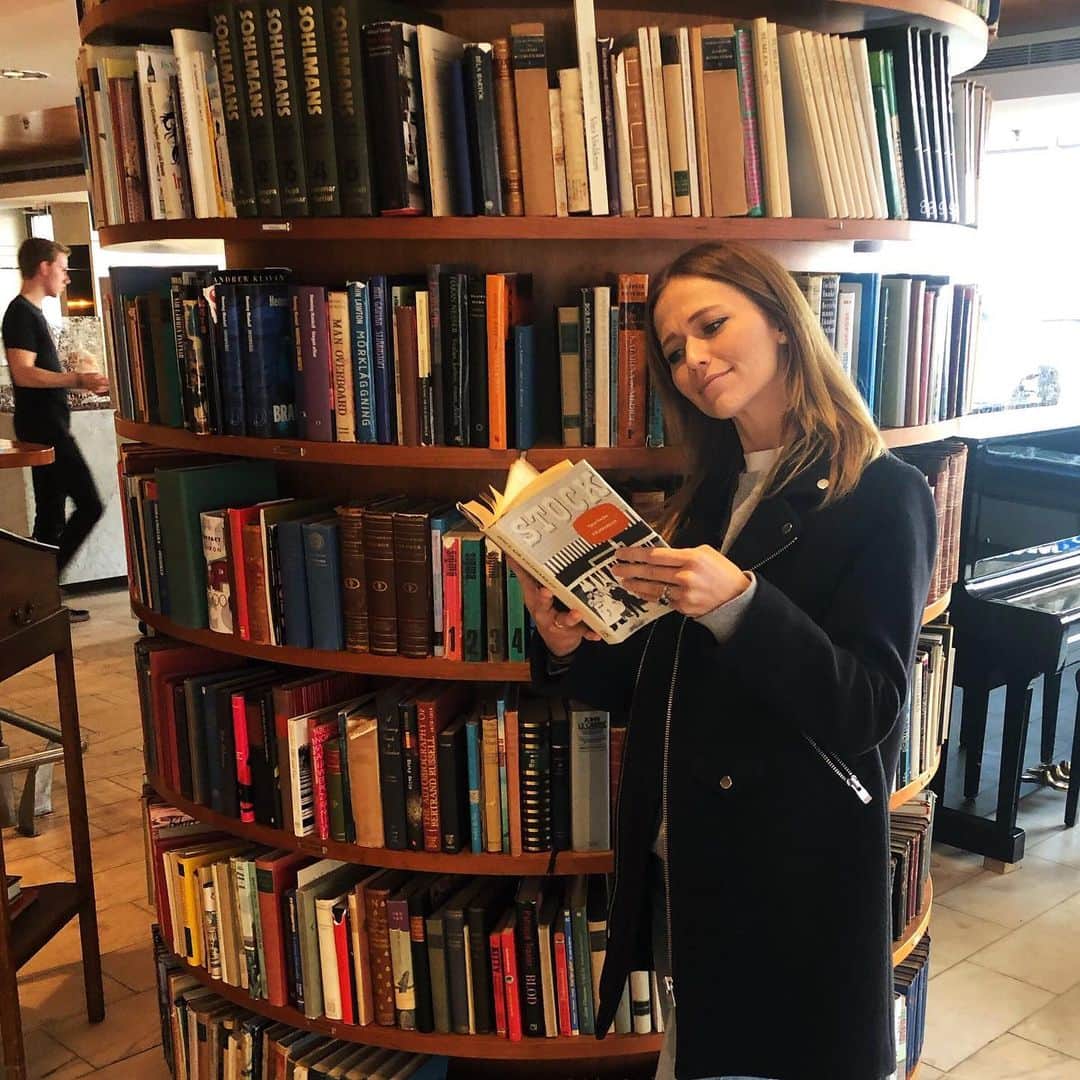 ジョアンナ・ブラッディのインスタグラム：「Just catching up on some fake reading」