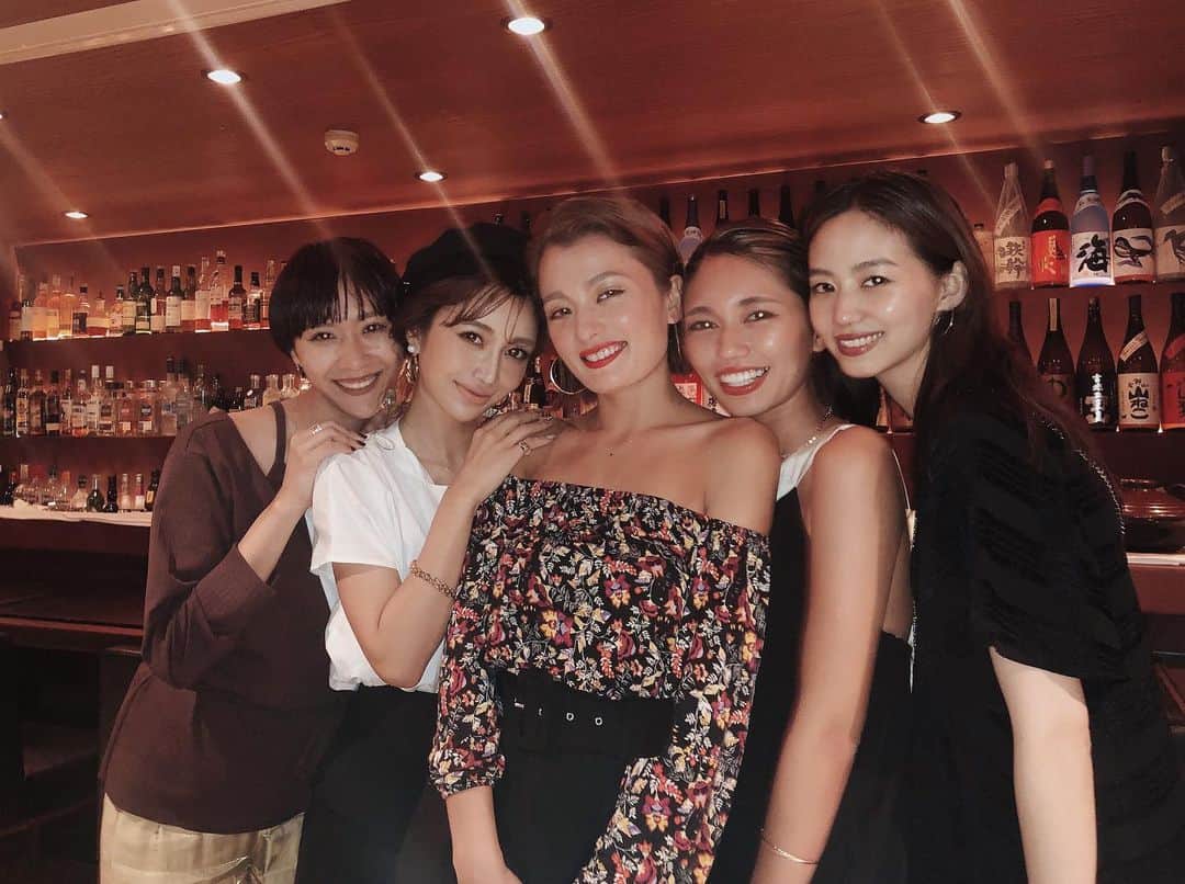 梯真奈美さんのインスタグラム写真 - (梯真奈美Instagram)「こないだはファビオラのBDお祝いで よろにくに行ったよ〜🥩🍷 みんなと集まるときは必ずと言っていいほど いつもお肉なんやけど、 お肉好きが全員大大大絶賛のよろにく🤤👏🏼❤️ あ〜〜美味しかったな〜〜🥺 思い出したらまた食べたくなってきたな〜〜😬笑 そしてそして、 ここ最近は集まるたびに みんなのいい報告が聞けて嬉しいよ☺️💓💓💓 #love」10月11日 19時16分 - official_manami
