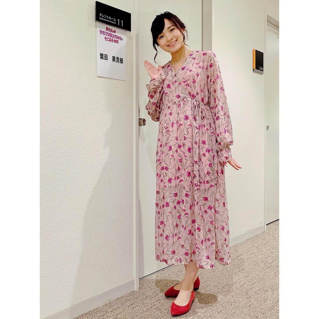 繁田美貴さんのインスタグラム写真 - (繁田美貴Instagram)「*＊ ベランダの植木鉢を室内に入れたり スーパーに早めに買い出しに行ったのに 既に品薄だったり、 なんだかそわそわした一日。 そういえば懐中電灯が壊れてから まだ用意できてなかったっけ、、と 買いに行ったのですが 時すでに遅し、売り切れていました。 やはり普段からの備えと確認、大切ですね。。 とりあえずスマホは使える様に、 モバイルバッテリーは元々いくつかあるので 全て充電満タンにして備えておきます。 1週間お疲れ様な金曜日ですが、 皆様も早めに帰って台風に備えて下さいね。 そしてやれるだけのことをやったら あとは台風が無事過ぎ去ることを祈るのみ！ そんな夜のおともに 『所さんの学校では教えてくれないそこんトコロ！』 いかがでしょうか？ #今夜 20:54〜放送の #所さんの学校では教えてくれないそこんトコロ！は #2時間スペシャル！！ #開かずの金庫 に #遠距離通勤 に #秘境駅 #人気企画 盛りだくさんでお送りします☆」10月11日 19時28分 - handa_miki