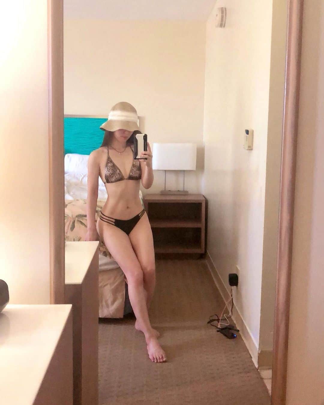ありさ・あげまんクリエイターのインスタグラム：「•••﻿ ハイキングばっかりしてたら﻿ まさかのハワイで痩せた笑笑﻿ ﻿ 私は静的瞑想も好きだけど﻿ 動的瞑想の方が好きで﻿ 動いてると無になれる。﻿ ﻿ 人生の中で色んなしがらみや﻿ 自分をとりまく色んなことから﻿ 解放されて今の自分に集中できる。﻿ ﻿ そういう内観する時間って﻿ 人生を豊かにする上で凄く重要。  セラピストとしてのセラピーも ヨガインストラクターとしてのレッスンも パートナーシップでのコンサルでも  表面的なものだけでなく 常に本質を見極めて 目の前の人と繋がる。  相手を通して自分が成長させて頂いてる貴重な時間。  #内観 #マインドフルネス #mindfulness #瞑想 #ヨガ #セラピスト」