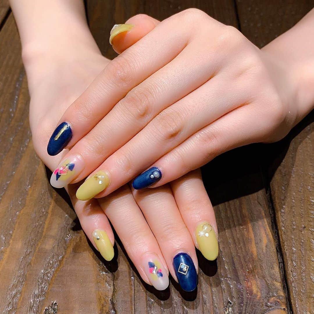 橋本真帆さんのインスタグラム写真 - (橋本真帆Instagram)「new nail 💅 実際より明るく写ってるけど、秋なのでネイビーとマスタードの組み合わせに🍁  #セルフネイル #nail #ネイルデザイン #趣味 #偶然にも #ベガルタ #っぽい色 #頑張れ ！」10月11日 19時40分 - maho_hashimoto14