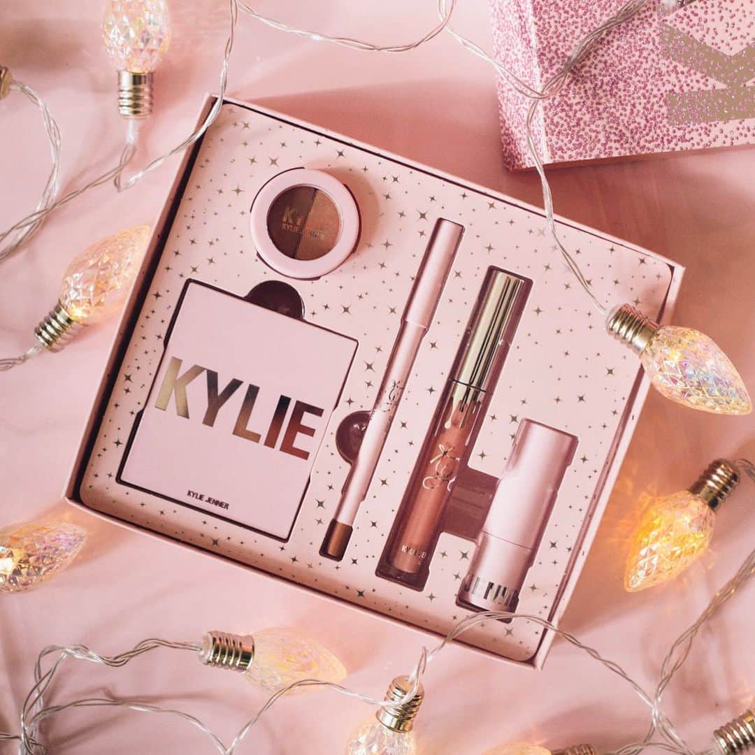 Kylie Cosmeticsさんのインスタグラム写真 - (Kylie CosmeticsInstagram)「Our Ulta Exclusive Try It Kit 💗✨ the perfect gift for any makeup lover or even yourself 😉 includes an eyeshadow duo, We’re Going Shopping blush, Iced Latte lip liner, Bare velvet lipstick and Almost Friday lipstick 💋 Coming exclusively to @Ultabeauty October 13th」10月12日 1時18分 - kyliecosmetics