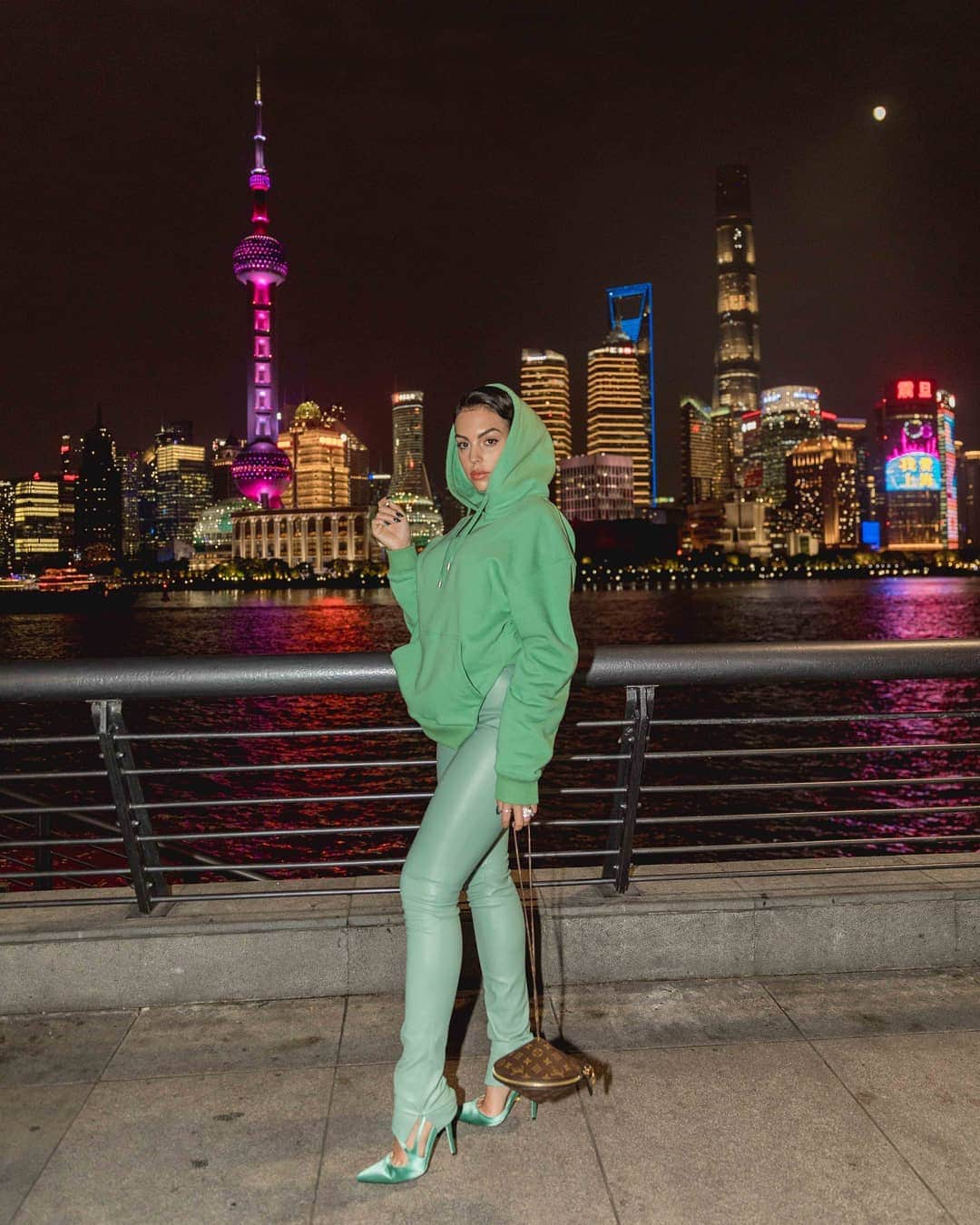 ジョルジーナ・ロドリゲスさんのインスタグラム写真 - (ジョルジーナ・ロドリゲスInstagram)「S H A N G H A I 🀄❤️ #inlove #China #shanghai #georginarodriguez」10月12日 1時12分 - georginagio