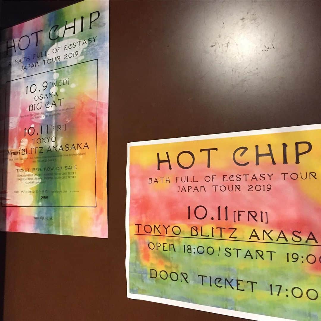 岡村有里子のインスタグラム：「ホット・チップ、初の単独ツアー@東京公演へ。音も照明もカラフルで、最高に踊れる、多幸感溢れるライヴでした。楽しかったーー🤩 #hotchip #ホットチップ」