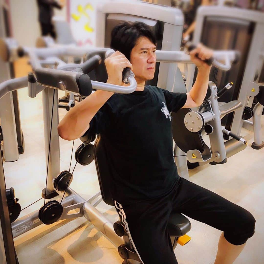川崎麻世さんのインスタグラム写真 - (川崎麻世Instagram)「いい感じに筋肉痛になってる。 週2・3でジムでトレーニングをしてるが、まだまだ足りない様だ💦 しかしやり過ぎていつも怪我に繋がるから気をつけないと😅  確実に半月板損傷の為のリハビリにはなってる。頑張ります‼️」10月12日 1時15分 - mayokawasaki