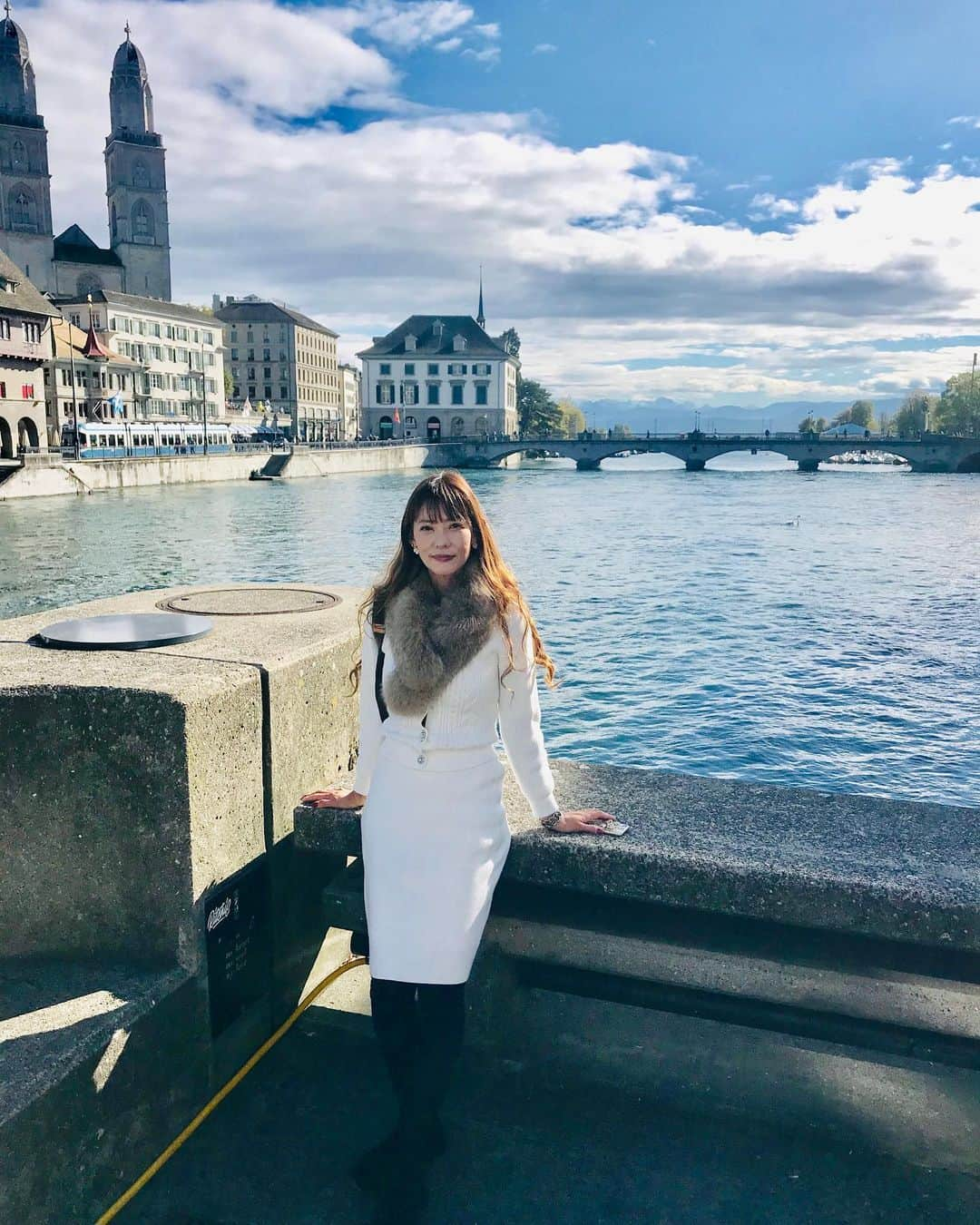 箕輪玖美さんのインスタグラム写真 - (箕輪玖美Instagram)「最後の都市はチューリッヒ🇨🇭 駅前周辺には企業やハイブランドショップが並ぶ都会的だけど…街を抜けると湖から望むアルプスの山脈や歴史的建造物が共存している興味深い街✨  短期だけでも住んでみたいな〜と思える街だけど、物価が高すぎて…無理🤣  #swiss #zurich #海外旅行 #旅行好きな人と繋がりたい  #タビジョ #タビスタグラム #instapic #trip #アラフィフ #モデル #箕輪玖美」10月11日 19時55分 - kumi.111