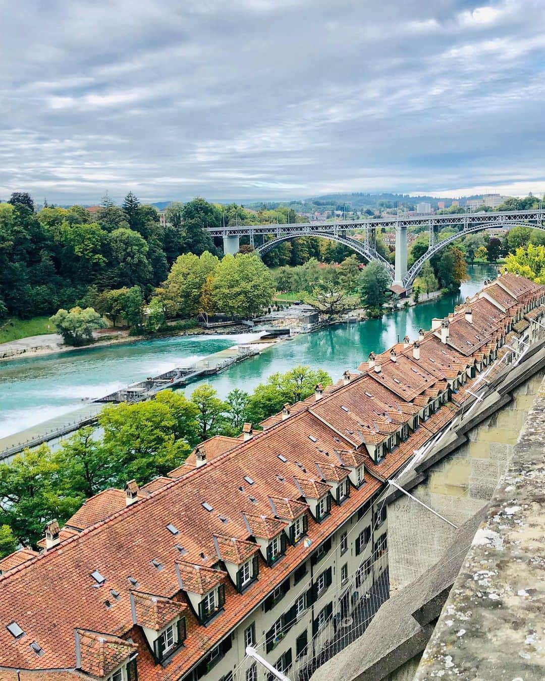 箕輪玖美さんのインスタグラム写真 - (箕輪玖美Instagram)「最後の都市はチューリッヒ🇨🇭 駅前周辺には企業やハイブランドショップが並ぶ都会的だけど…街を抜けると湖から望むアルプスの山脈や歴史的建造物が共存している興味深い街✨  短期だけでも住んでみたいな〜と思える街だけど、物価が高すぎて…無理🤣  #swiss #zurich #海外旅行 #旅行好きな人と繋がりたい  #タビジョ #タビスタグラム #instapic #trip #アラフィフ #モデル #箕輪玖美」10月11日 19時55分 - kumi.111