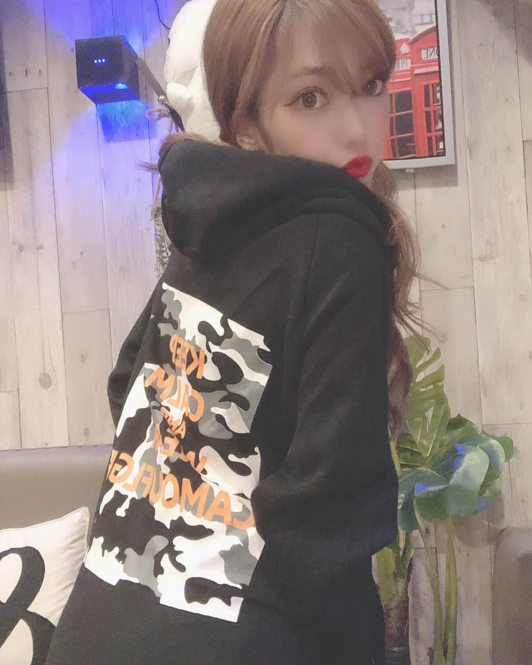 一鷹杏奈さんのインスタグラム写真 - (一鷹杏奈Instagram)「この#パーカー も @deicyshop_official  の🧡  ワンピースみたいに着ると 可愛いっ💕  スライドしてね！ バックプリントも載ってるよ！  明日台風怖いなぁー みんなも気をつけてね！ 私も明日一日中家に引きこもります  お母さんが今来てるから1人ぢゃなくて良かったぁ😭😭 #ファッション #fashion#洋服 #コーデ#ワンピース#ワンピ #パーカーワンピ #台風#怖い #気をつけてね」10月11日 19時55分 - annaichitaka