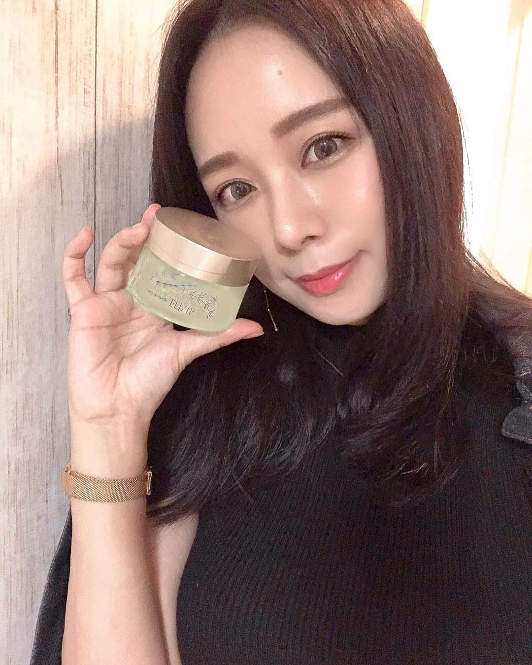 のインスタグラム：「寝ながら美容できる﻿ エリクシール シュペリエル﻿ 「スリーピングジェルパック」﻿ カモミールやクラリセージなどの植物をブレンドした限定ナイトグリーンアロマの香り🌿﻿ ﻿ ノーマルタイプのスリーピングジェルパックは普段からお肌が疲れてるな〜って思った日に週1くらいで使用してて﻿ こちらはそのスリーピングジェルパックの数量限定ナイトグリーンアロマの香りバージョン！﻿ ﻿ ノーマルタイプの香りも好きなんだけど、グリーンアロマの香りも癒される香り🌿😍﻿ ﻿ キメが整ってハリがあるお肌に生まれる﻿ 「つや玉」に着目したアイテム🌿﻿ ﻿ スリーピングジェルパックって名前の通り、﻿ 夜塗って、朝洗顔するタイプのパックなので﻿ 一晩でお肌を生き返らせてくれる救世主的集中ナイトパックです🌝﻿ 数量限定だそうだから、見つけたらストックにもう1つ買おう😭！﻿ ﻿ ﻿ ﻿ #エリクシール﻿ #スリーピングジェルパック﻿ #ELIXIR_PR﻿ #愛用﻿ #パック﻿ #ナイトパック﻿ #ながら美容」