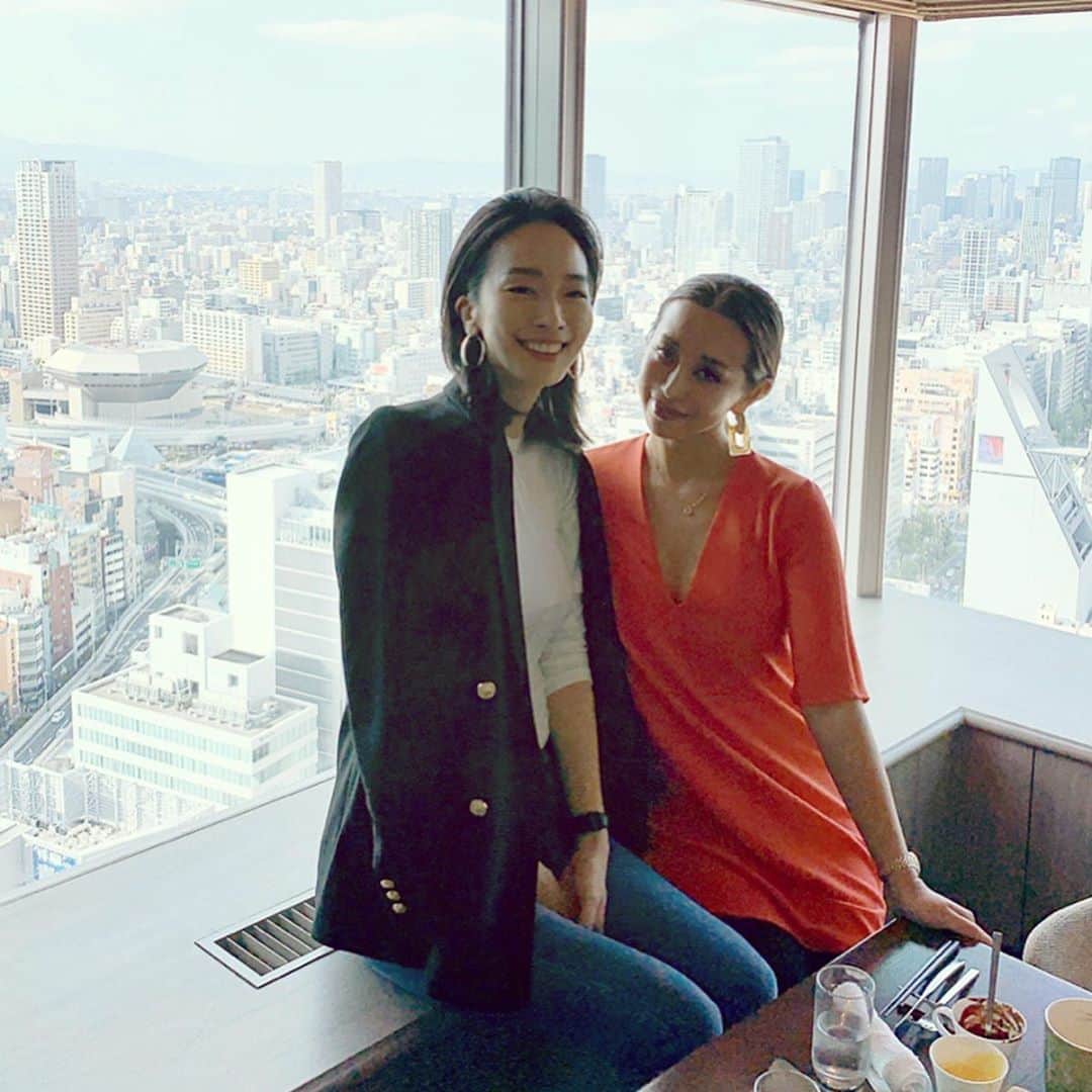 PINKYさんのインスタグラム写真 - (PINKYInstagram)「大好きなアリアちゃんとママlunch👩🏻👩🏻🍽❤️ at #タボラ36 .  ママは基本的に24時間365日休み無し💪💫 . なのでたまにはご褒美よ💋💋💋 . 絶景のレストランで美味しいのんも甘いのんもいっぱい食べてゆっくりお話できて最高やったね😋🙏❤️✨ . そして、アリアちゃんは本当に凄い✨ 私には真似出来ないことを沢山していて、尚且つ向上心でいっぱいで美しい💃🌹✨ . @aria_i.official いつもありがとう😊🙏💖 ・・・ ・・・ #love #happy #family #mamalife #ママ友 #ご近所さん #superwoman #osaka」10月11日 20時03分 - shanti_pinky_shanti