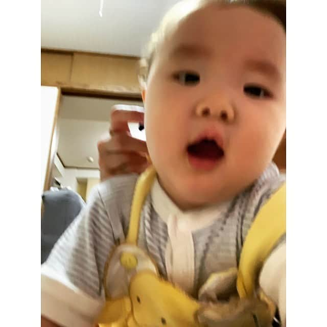 NON-Pさんのインスタグラム写真 - (NON-PInstagram)「💡2019 / 10 / 10 ユウシン、下の歯2本生えた記念日👶🏻🌟🌟 おめでとう〜㊗️💋💋 ・ でも、みんな言うてる「授乳中に乳首噛まれたらめちゃ痛い‼️😵」ってゆうのが怖い…😱 どうか、乳首ちぎれませんよーに🙏😅ww ・ そして、 台風かなりヤバいみたいで、今週末友達家族との熱海旅行は来月に延期となりました😢 悲しいけど、安全第一‼️ 明日は🏠で過ごしましょ👪💖 ・ ・ #歯が生えた #記念日 #おめでとう #日々成長 #7ヶ月ベビー  #👶🏻 #baby #boy #yuushin #友優心 #ユウシン #family #happy #smile  #cute #🤱🏻 #家族 #mylove #iloveyou #愛してる」10月11日 20時12分 - nonp_mam