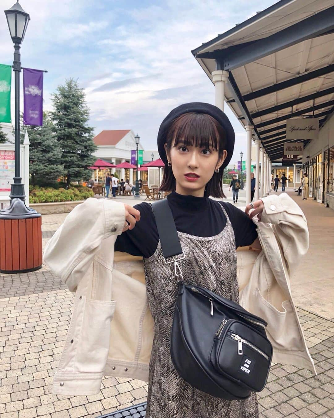 広瀬ちひろさんのインスタグラム写真 - (広瀬ちひろInstagram)「着ると暑いし脱ぐと寒くない〜？」10月11日 20時15分 - chi_hirose