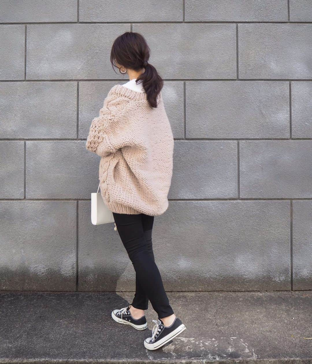 yoko178loveさんのインスタグラム写真 - (yoko178loveInstagram)「#coordinate ． ． ご質問を頂きました 一つ前postのニットは  @allumerofficial の ハンドニットケーブルカーディガンです☺︎ ． ざっくりとした可愛いケーブル編みに ヒップラインが隠れる長め丈が嬉しい✨ ． ． 大型の台風がとても心配💦 どうか気をつけてお過ごし下さい。 被害が出ませんように… ． ． #コーディネート#allumer #アリュメール#ケーブルニット #カジュアル#casual#instafashion #converse #converseallstar #スキニー」10月11日 20時19分 - yoko178love