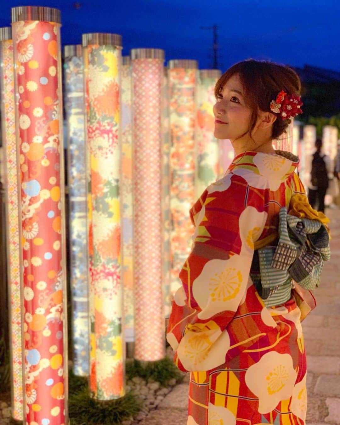 石井里奈さんのインスタグラム写真 - (石井里奈Instagram)「こんばんは😊💕 . 今日は京都に日帰り撮影🚄📸✨💕 着物レンタルして、嵐山駅にあるキモノフォレストへ✨💕 . ずっと行ってみたかったんだけど、夜が特にライトアップしてて綺麗で本当素敵空間でした🥺💕 . 京都にいくなら絶対行くべきスポット🥺 . 浴衣は秋らしいものをチョイスしてみたよ💕✨ . たくさん写真と動画撮ったので載せときます😊 . これから京都から帰りますが、無事に新幹線どうか動いて帰れますように🥺✨ . そして皆さんどうかお気をつけて😣😣 . どうか日本全国、何事もなく台風が過ぎ去ってくれますように🙏🙏 . #kyoto #京都 #そうだ京都に行こう #京都旅行 #嵐山 #嵐山駅 #キモノフォレスト #着物 #kimono #japan #visitjapan #japanese #japanesegirl #和服 #京都観光 #嵐山カフェ #イルミネーション #ライトアップ #インスタ映え #着物女子 #レンタル着物 #ヘアアレンジ #アップヘア #着物ヘア #国内旅行 #旅行 #travel #trip #タビジョ #祇園」10月11日 20時29分 - ri7tin1025