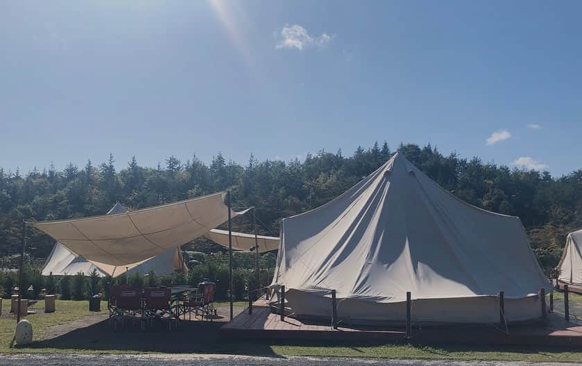 黒宮ニイナのインスタグラム：「初めてのグランピング🏕✨ 息子がキャンプしたいという熱望で1泊2日で行ってきました👨‍👩‍👧‍👦 手ぶらで行けるので初心者には本当に有り難い😆🙏 お天気にも恵まれ、過ごしやすくて空気がとってもおいしい🌿 ハンモックにゆらゆら揺られたり、どんぐり拾いをしたり、夜はテントの外でBBQ🍖🔥 食後は温泉入って♨︎ 夜は天体観測もできるみたいなのですが、雲に覆われていて星がなにも見えなかったのが残念😂  寝る直前まで子どもたちが嬉しそうにはしゃぐ姿を見るだけで本当に良かった❣️グランピングハマりそう👍 私も童心に戻って楽しめたので、 なかなか予約が取れないのに頑張ってくれたパパに感謝ですね☺️🙏 #初めてのキャンプ #キャンプ初心者 #グランピング #ツインリングもてぎ #森と星のキャンプヴィレッジ #お出かけ #camp #glamping」