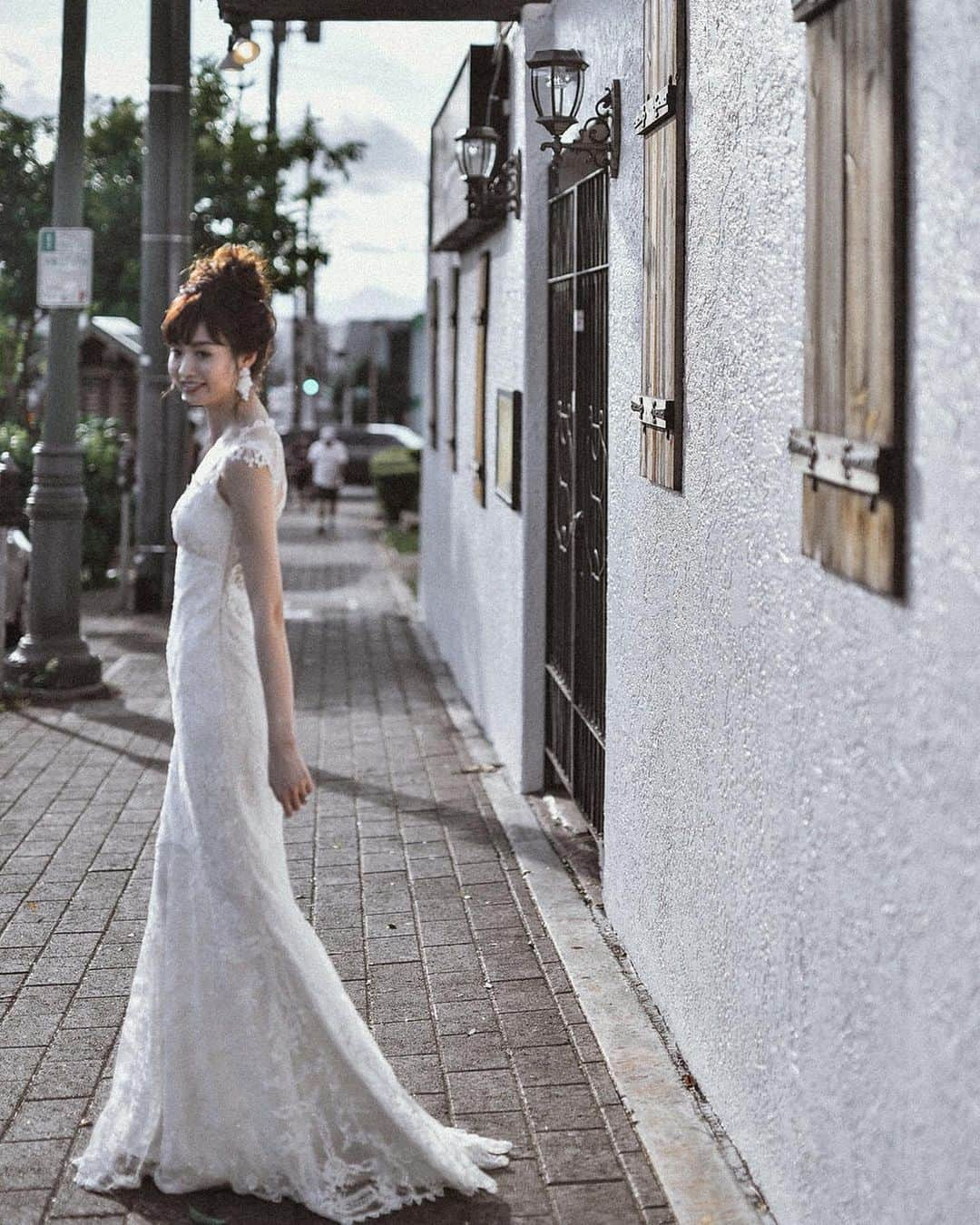 吉羽真紀さんのインスタグラム写真 - (吉羽真紀Instagram)「dress @beacondress  earrings @radiance.jewelry  shoes @bellabelleshoes  photo @hideohba @suave.suave  hairmake @mai_makeupbygrace . . @beacondress に好みのドレスがありすぎた。王道かなぁと思ったけどクレア @clairepettibone のCHANTILLYにして良かったな🥰  #beaconbrides #beacondress #clairepettibone #クレアペティボーン #後撮り」10月11日 20時27分 - makiyoshiba_0911