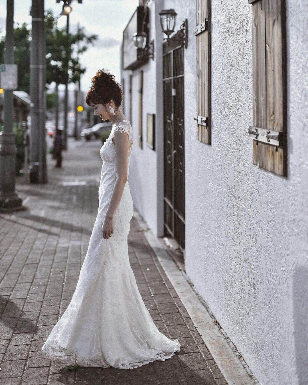 のインスタグラム：「dress @beacondress  earrings @radiance.jewelry  shoes @bellabelleshoes  photo @hideohba @suave.suave  hairmake @mai_makeupbygrace . . @beacondress に好みのドレスがありすぎた。王道かなぁと思ったけどクレア @clairepettibone のCHANTILLYにして良かったな🥰  #beaconbrides #beacondress #clairepettibone #クレアペティボーン #後撮り」