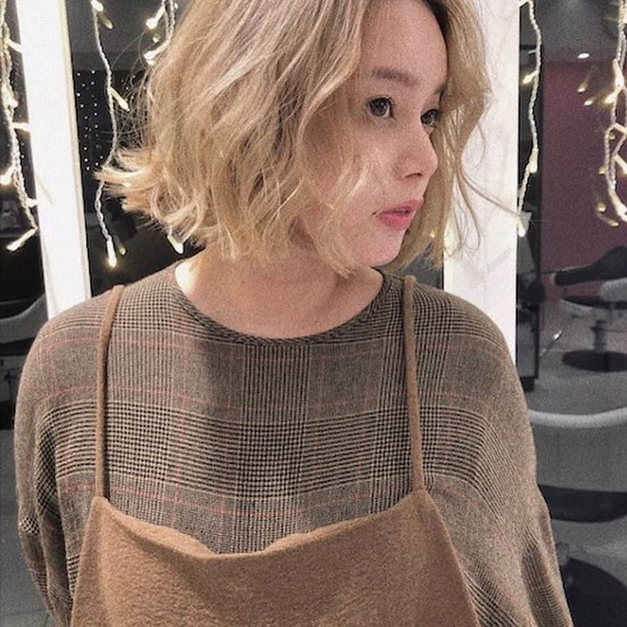 岸本セシルさんのインスタグラム写真 - (岸本セシルInstagram)「過去のヘアスタイル見返して、色々恋しくなるなぁ👀💕 ボブが好評だけど、ロングも良かったなー！9枚めのカラーも好きっ💛  こうやって見るとやっぱり @nasup  ちゃんってほんと天才🤣✨！ ぜんぶ似合うようにしてくれるし、ありがたいねー☺️ 明日から台風💨  みなさん台風対策はしっかり、外出は控えましょう😭！！ #hairstyle #パーマしたいなー #痩せたらまたベリーショートもいいな #痩せたらが大切 #ロング好きだけどズボラだと大変 #結果ボブに落ち着く #2日めにしてインスタネタ不足 #明日はお気に入りのルームスプレーでもあげよかな笑」10月11日 20時36分 - cecil_lu