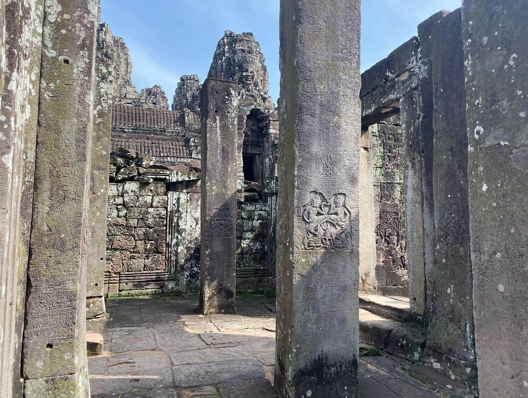 鈴木ちなみさんのインスタグラム写真 - (鈴木ちなみInstagram)「A lot of faces 🌞🌞🌞🌞 A good picture is mirror of Bayon. #cambodia #angkorthom  #アンコールトムバイヨン  #ちなみたび」10月11日 20時49分 - chinami_suzuki0926