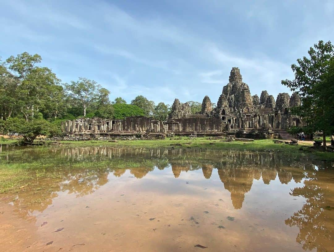 鈴木ちなみさんのインスタグラム写真 - (鈴木ちなみInstagram)「A lot of faces 🌞🌞🌞🌞 A good picture is mirror of Bayon. #cambodia #angkorthom  #アンコールトムバイヨン  #ちなみたび」10月11日 20時49分 - chinami_suzuki0926