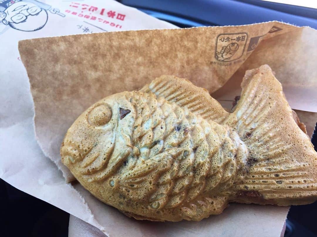 田中幸恵のインスタグラム：「____ . 最近のおやつ。 . ちょっと前からむしょうに小豆が食べたくなって、 最近は鯛焼きにハマり中。 . しかも養殖ではなく、天然の鯛焼きの方笑♡ . . もっちり生地もパリっと生地もどっちも好み🐷 . #たい焼き　#日本一たい焼き」