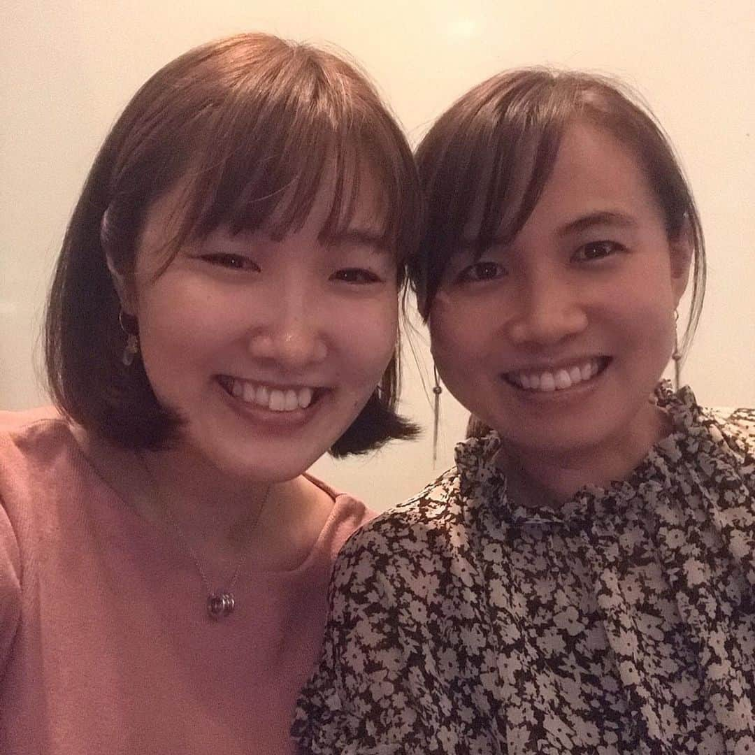 平野 早矢香さんのインスタグラム写真 - (平野 早矢香Instagram)「大好きなえりちゃんと💕 ナショナルチームのコーチとして海外を飛び回っているえりこ✈️忙しい中でも定期的に会う時間を作ってくれます😄 私の大切なリフレッシュ時間✨✨ えりこいつもありがとう〜💕😊 #バドミントン #廣瀬栄理子 #親友 #リフレッシュ時間  明日10月12日(土)は #BSテレ東 #卓球ジャパン #明日は22:30から #森薗美咲選手ご出演 #平野美宇選手の試合 #完結編  そして #深夜0:30から #TBS #S☆1  #生出演です  台風が接近していますね💦 今日私は万が一の為に乾電池🔋と懐中電灯🔦と食料を買いました！今日はとにかくどこに行っても混んでいましたね💦😅 皆さまこれから台風が近づいてきますが、どうかお気をつけてお過ごしください🙇‍♂️」10月11日 21時01分 - sayakahirano0324