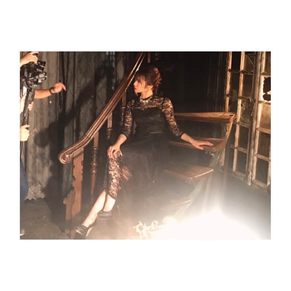 金澤朋子さんのインスタグラム写真 - (金澤朋子Instagram)「今日は【週刊ファミ通】さんの撮影がありました。こんな大人な雰囲気の衣装も着ましたよ〜〜👗✨ . そして実は私の夢が1つ叶った日でもありました。気になるその内容は…11月7日(木)の発売を待っていてくださいね！ . #juicejuice #金澤朋子  #ファミ通 #大人 #黒 #衣装 #ワンピース  #11月7日 #発売 #お楽しみに …♡」10月11日 21時02分 - tomoko_kanazawa.official