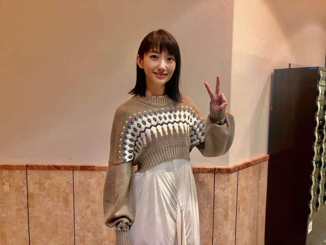 【公式】G線上のあなたと私のインスタグラム：「.﻿ 本日よる11時15分からは…﻿ #波瑠 さんが『 #astudio 』に出演💛💛﻿ ﻿ 2013年に番組アシスタントをしていた波瑠さん😇﻿ #鶴瓶さん との息ぴったり。﻿ 2人の絶妙なトーク必見です🤣﻿ #G線上の の話もしてますよ🌈﻿ ﻿ #4マリ が拡大放送のため、﻿ 15分遅めのスタートですので、﻿ お気をつけくださいね😉﻿ ﻿ #4分間のマリーゴールド 見て待っててね﻿ #G線上のあなたと私﻿ #也映子さん﻿ #tbs」