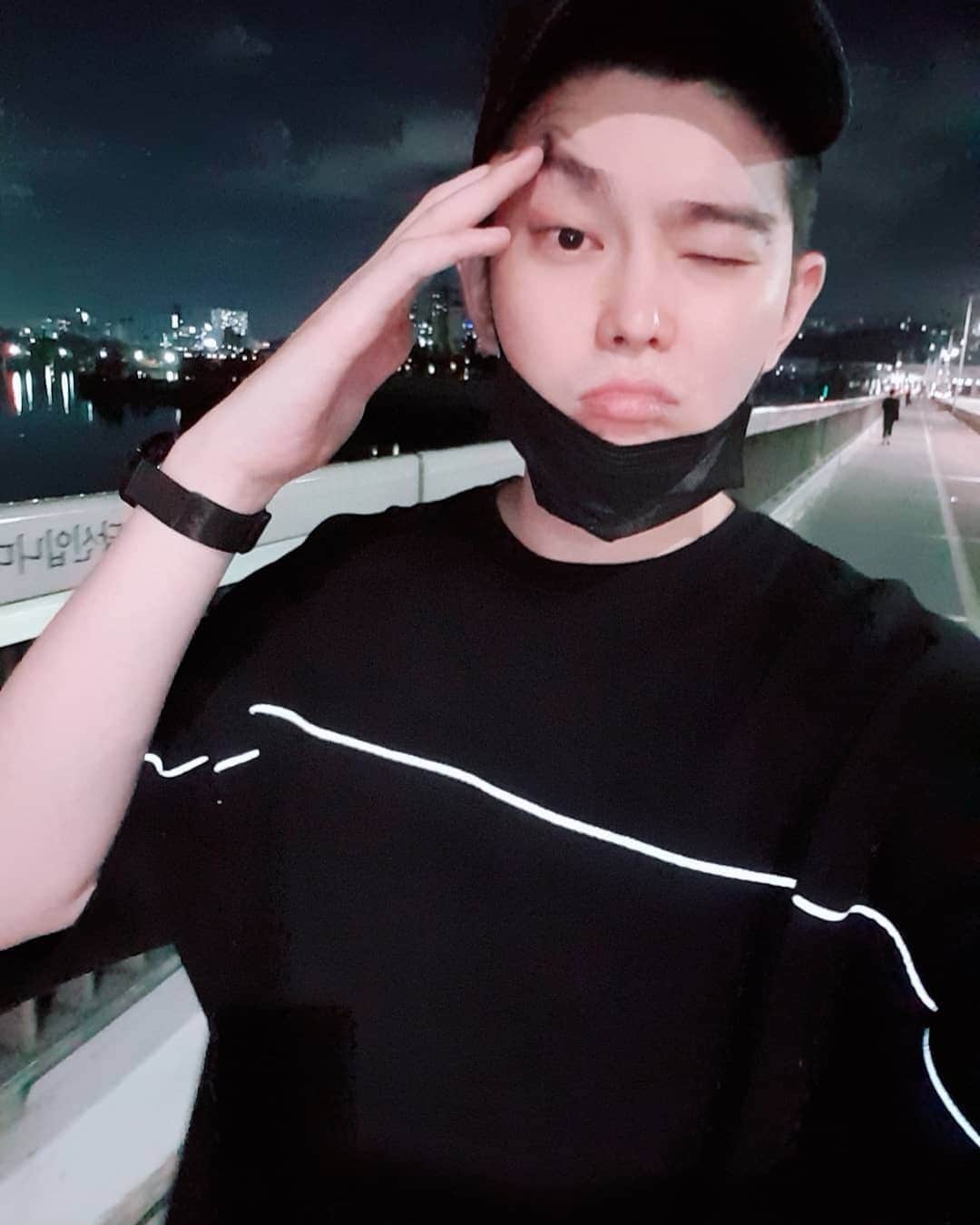 ユン・ギュンサンのインスタグラム：「#융귱상 밤바람이 차가워진다 잘먹고 따듯한곳에  자리잡고 평온한 밤 보내렴.」