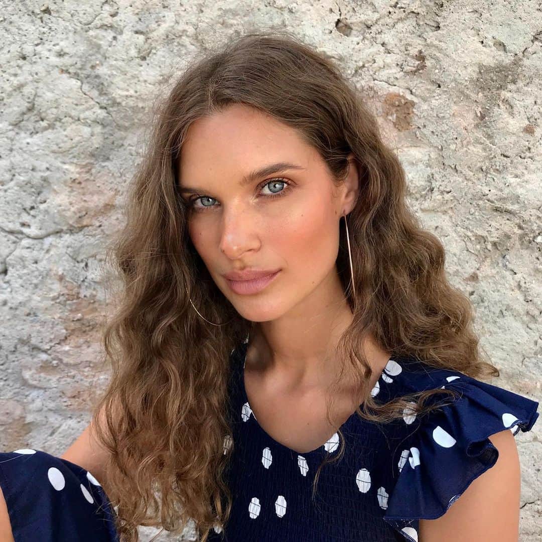 Ania Milczarczykのインスタグラム：「Natural makeup and natural hair for natural beauty @lisebjoorgen on our @misterzimi shoot back in Ibiza」