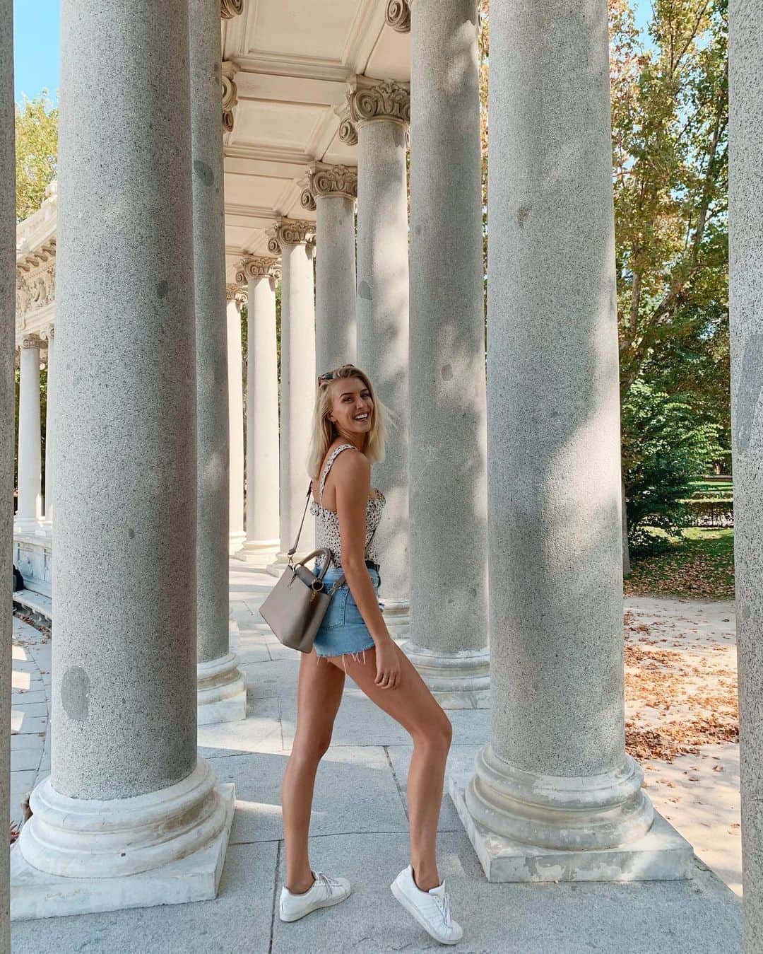 Zanna Van Dijkさんのインスタグラム写真 - (Zanna Van DijkInstagram)「Madrid, it’s been a pleasure 🇪🇸 I’m not gonna lie, I had overlooked this city for far too long in favour of Barcelona 🙊 But I am absolutely blown away by how beautiful Madrid is! 😍 I came with @victorianiamh for a @rufusdusol concert but stuck around to explore everything this city has the offer! Here’s a few highlights of our trip: ➡️ Honest Greens @honestgreens is the BEST food we had our whole trip! We returned a couple of times! Delicious, wholesome and super vegan friendly 🌱 ➡️ The Royal Palace & The Royal Botanical Garden. Both absolutely stunning, especially if you’re a plant lover like me 🌹 ➡️ El Retiro Park. The highlight of the whole trip. A huge beautiful park which is home to Palacio de Cristal, Monumento a Alfonso XII (pictured above) and a lake you can explore on a rowing boat 🚣🏼‍♀️ ➡️ Zenith @zenithmadrid for epic brunch including vegan shakshuka and oat milk lattes ☕️ ➡️ Plaza Mayor. A gorgeous square which is the perfect spot for an evening cocktail and some people watching 🌅 There’s so much more! Leave a comment below with your Madrid recommendations so this post can become a resource for others ✅ And click LIKE and SAVE so you can use this later ❤️ Outfit; @reformation top, @topshop shorts, @adidas kicks, @vestiaireco bag ✌🏼#VisitMadrid #madridspain #madridliving #exploremore #citybreak #europetravel」10月11日 21時16分 - zannavandijk