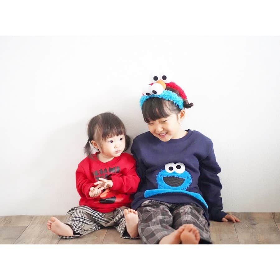 Kyooonさんのインスタグラム写真 - (KyooonInstagram)「セサミ姉妹🍪﻿ ﻿ H&Mとセサミストリートのコラボが可愛い♡﻿ @hm_kids  クッキーモンスターのは両ひじにクッキーがついてて子ども心をくすぐるデザインが最高🍪🤤﻿店舗で発売開始されてるよ✨ ﻿ ﻿ 次女がカチューシャを嫌がったから長女がつけたいって頭が賑やかに😂💕﻿ 長女はこれ着てUSJ行く気満々。﻿ 2人が大きくなったらハロウィーンホラーナイトに行ってみたいな〜🧟‍♀️🧟‍♂️😏﻿ #HM#hmkids#hmxme#SesameStreetxhm#セサミストリート#姉妹#4歳差姉妹」10月11日 21時16分 - fancykyon