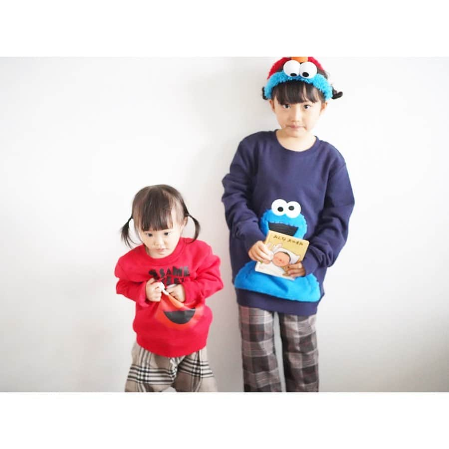 Kyooonさんのインスタグラム写真 - (KyooonInstagram)「セサミ姉妹🍪﻿ ﻿ H&Mとセサミストリートのコラボが可愛い♡﻿ @hm_kids  クッキーモンスターのは両ひじにクッキーがついてて子ども心をくすぐるデザインが最高🍪🤤﻿店舗で発売開始されてるよ✨ ﻿ ﻿ 次女がカチューシャを嫌がったから長女がつけたいって頭が賑やかに😂💕﻿ 長女はこれ着てUSJ行く気満々。﻿ 2人が大きくなったらハロウィーンホラーナイトに行ってみたいな〜🧟‍♀️🧟‍♂️😏﻿ #HM#hmkids#hmxme#SesameStreetxhm#セサミストリート#姉妹#4歳差姉妹」10月11日 21時16分 - fancykyon