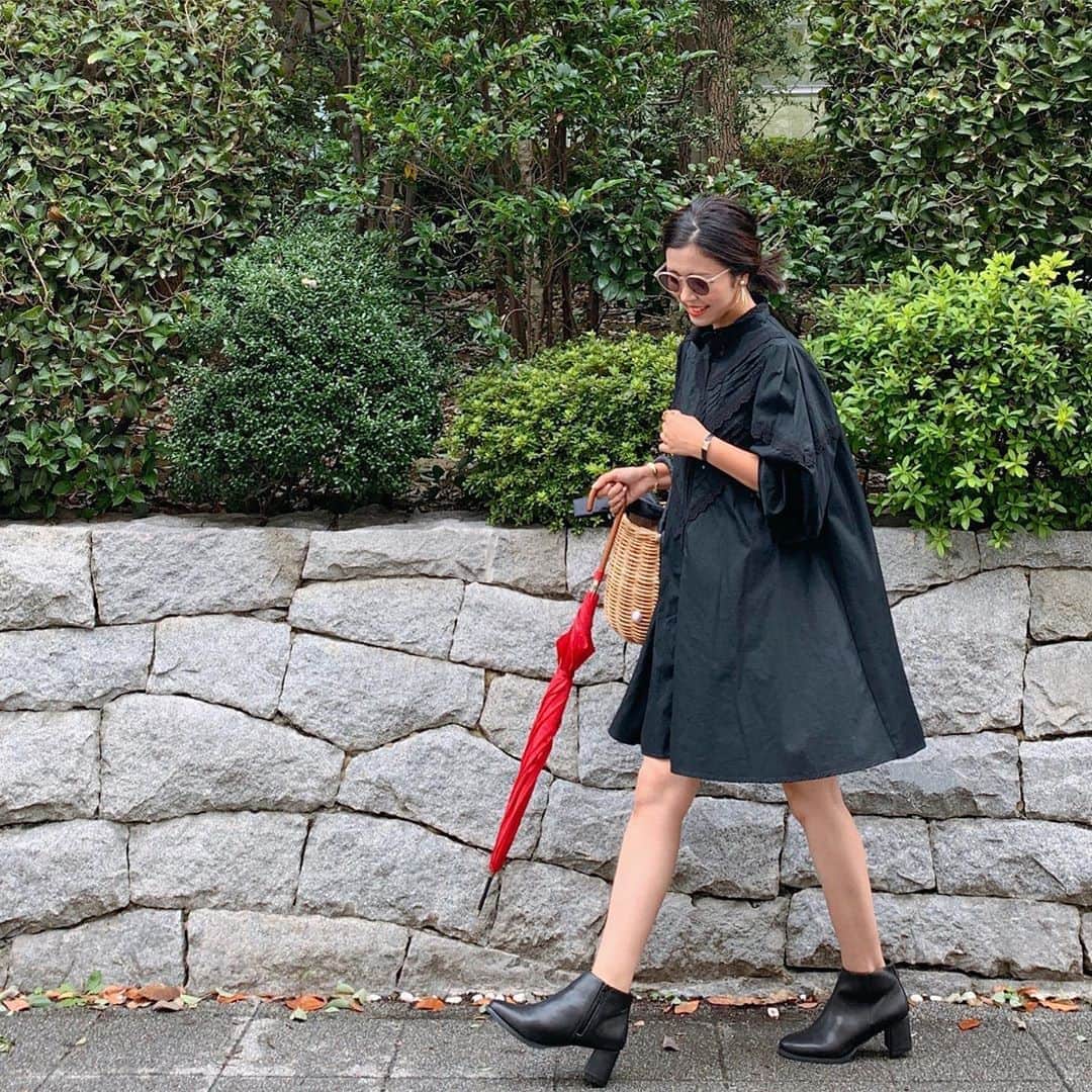 Sayakaのインスタグラム：「* 台風に備えて買い出しへ🛍 雨が降ったり止んだり…不安定なお天気の今日はレインシューズでお出かけ。 雨対策もバッチリ✨  台風に備えて、皆様どうぞ安全にお過ごしください🙏 . . #fashion #outfit #coordinate #ootd #simple #basic #casual #zara #blackdress #ajolie #basketbag #temperate #rainshoes #shortboots #sayakascoordinate #今日の服 #コーディネート #コーデ #シンプル #シンプルコーデ  #カジュアル #ザラ #シャツワンピ #アジョリー #かごバッグ #テンパレイト #レインシューズ #ショートブーツ #ブラックコーデ」